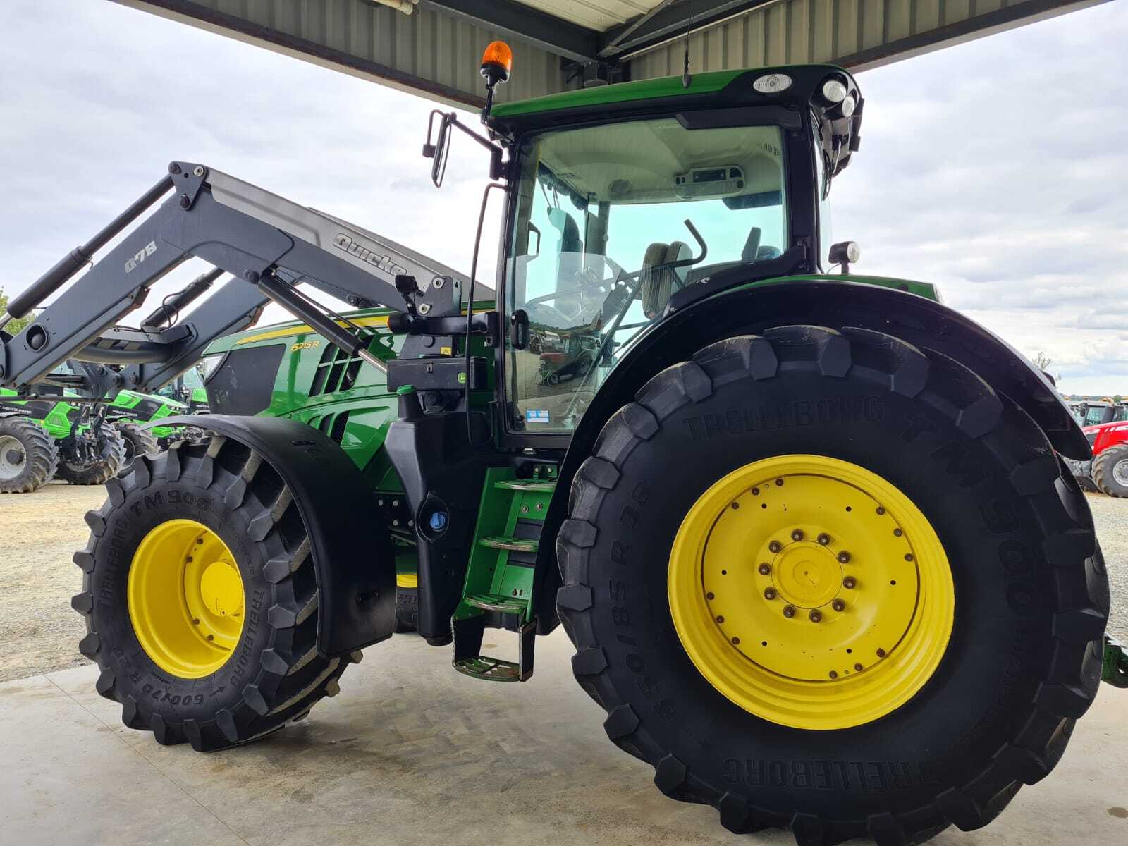 JOHN DEERE 6215R