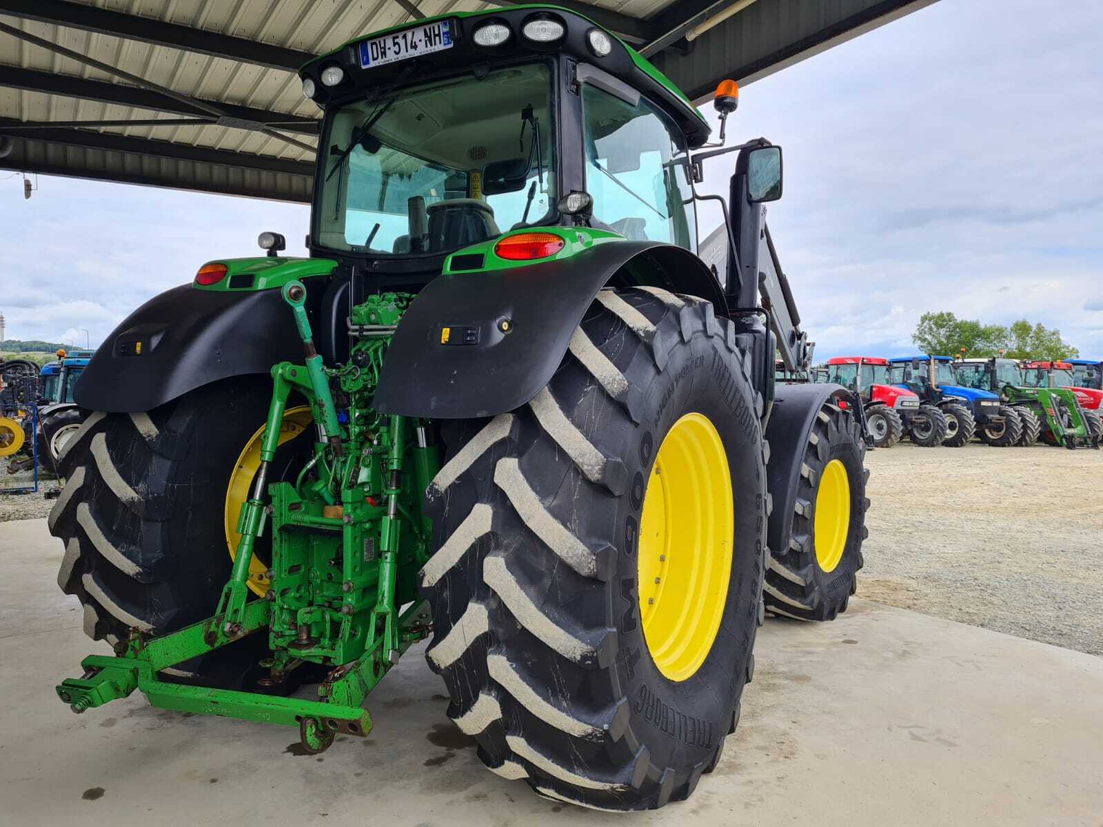 JOHN DEERE 6215R