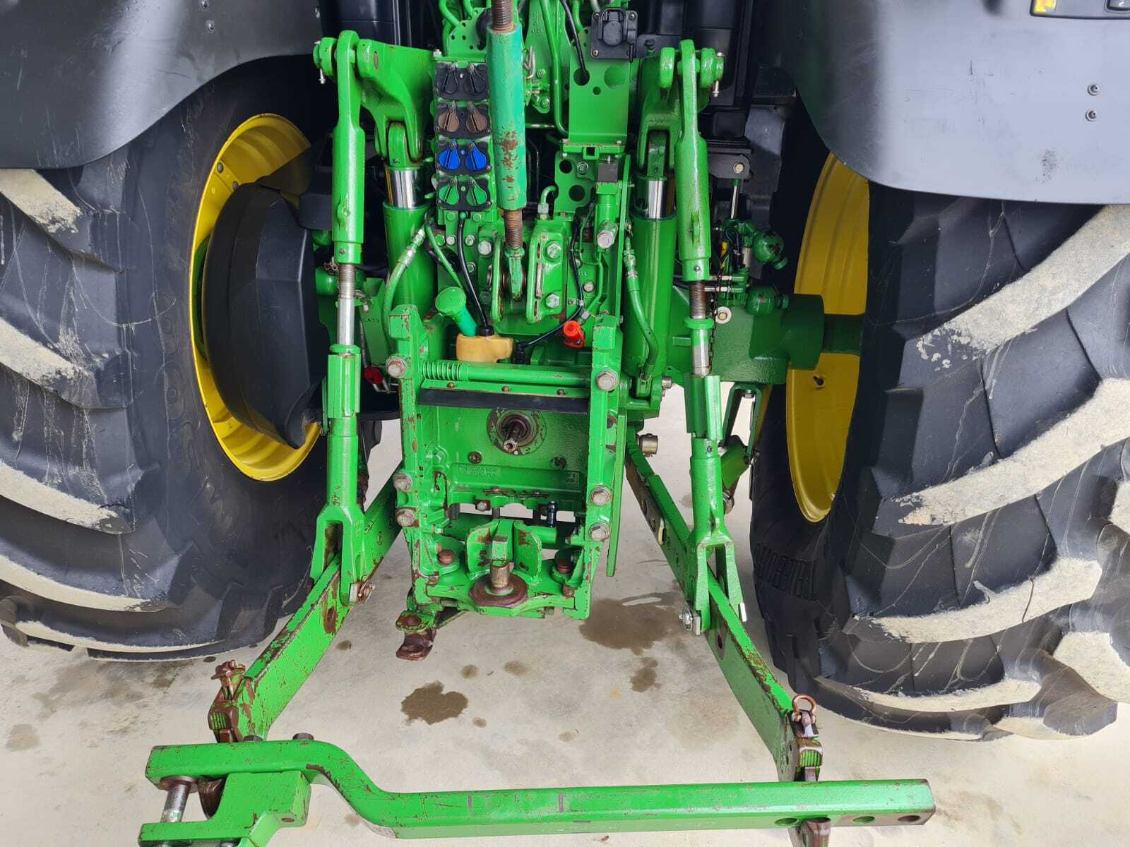 JOHN DEERE 6215R