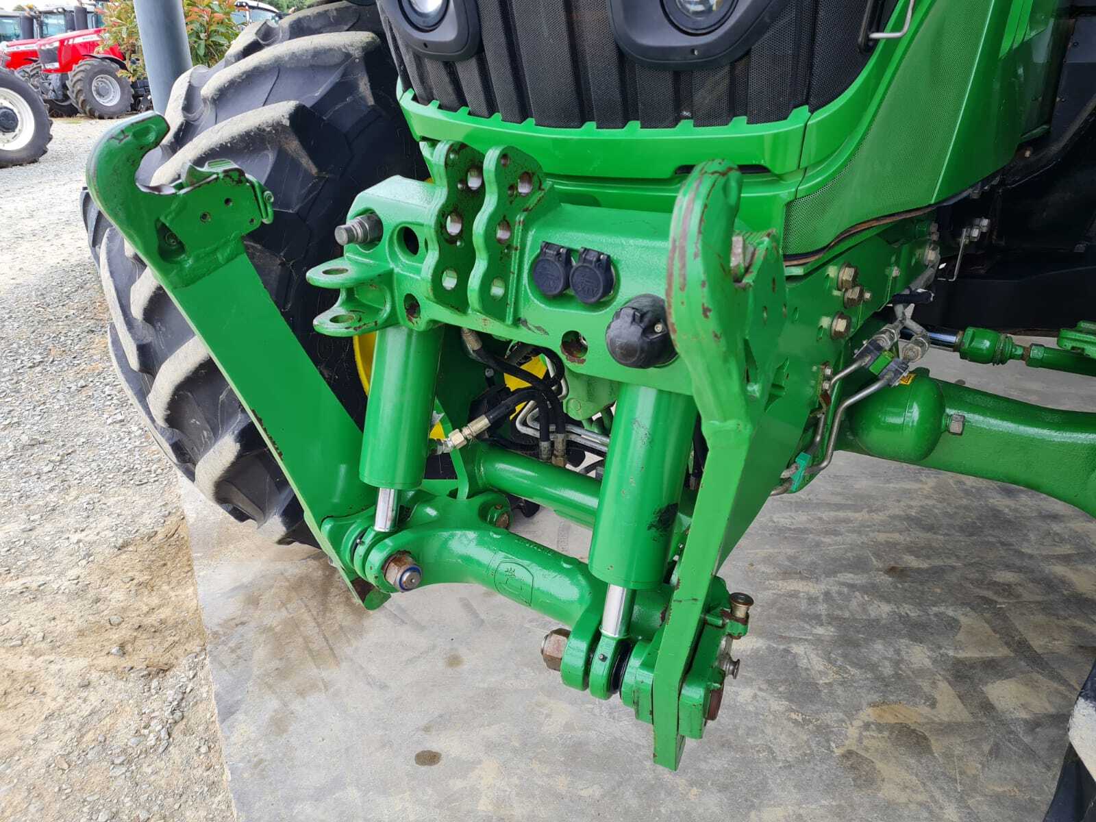 JOHN DEERE 6215R