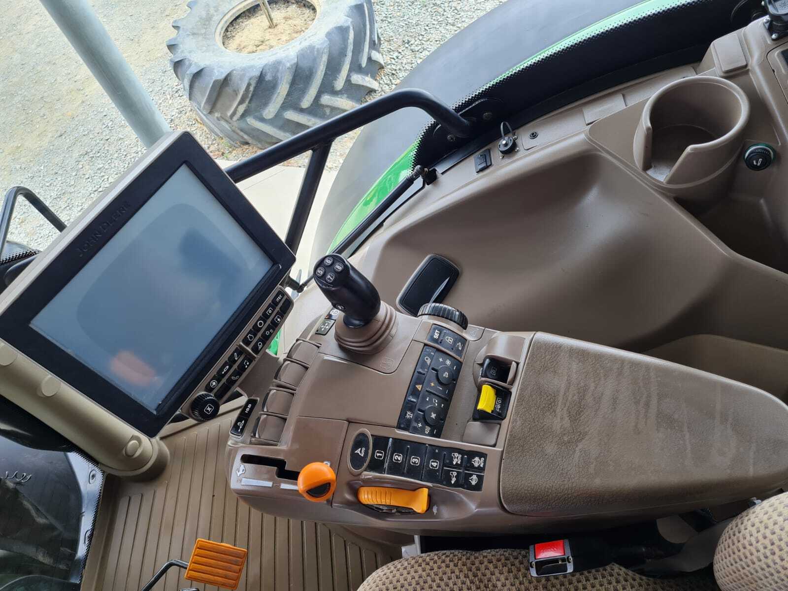 JOHN DEERE 6215R