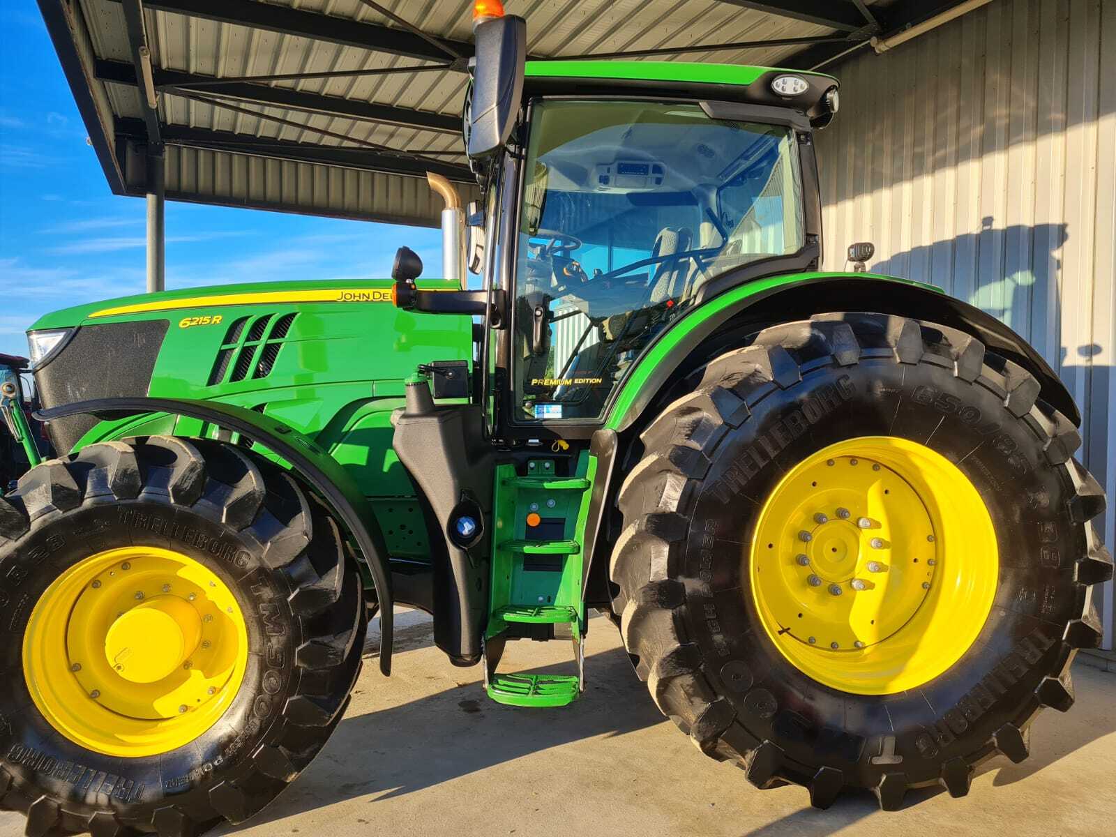JOHN DEERE 6215R AP