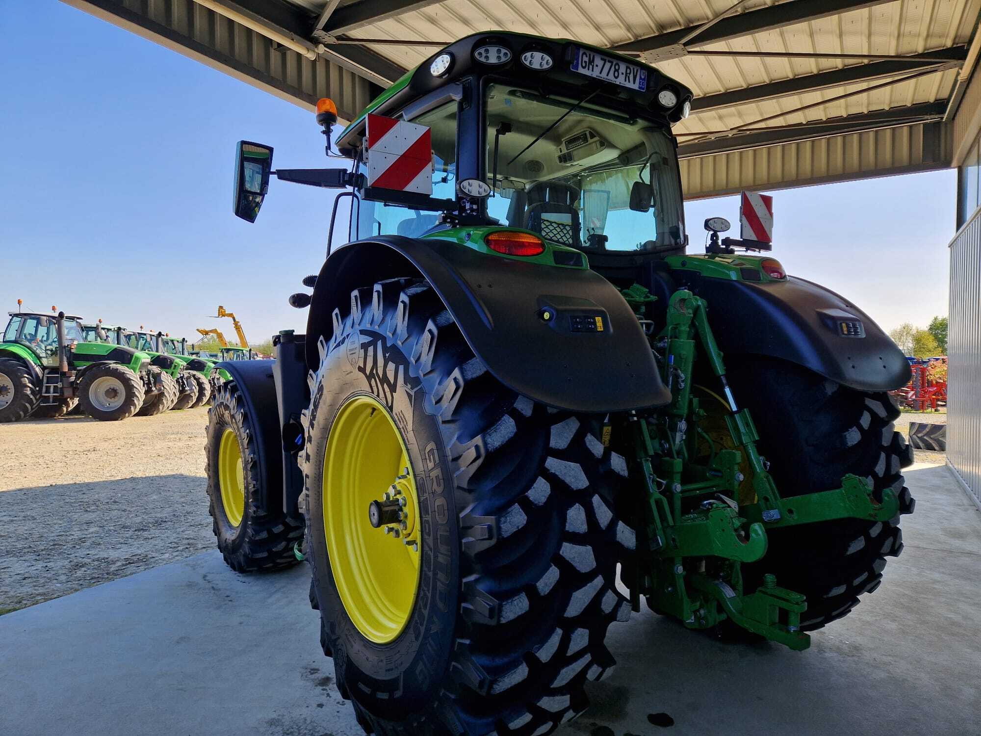 JOHN DEERE 6R215