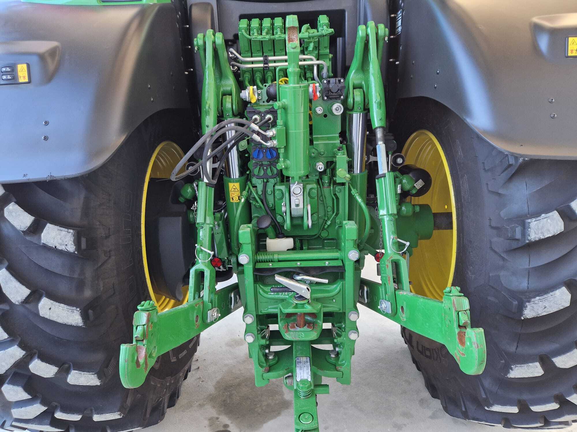 JOHN DEERE 6R215