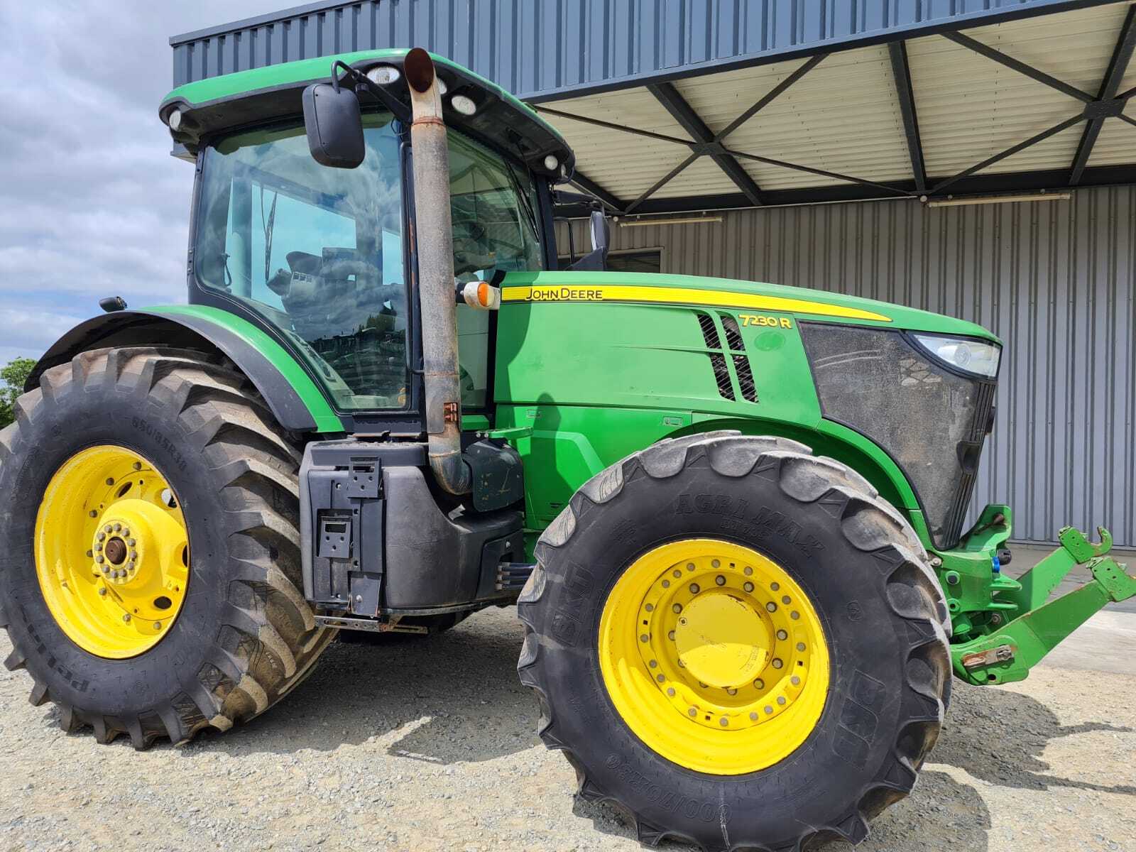 JOHN DEERE 7230R