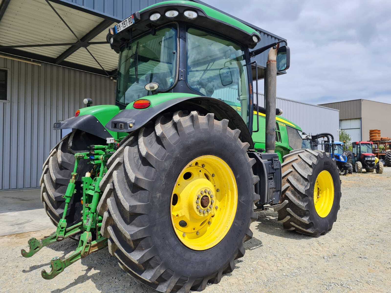 JOHN DEERE 7230R