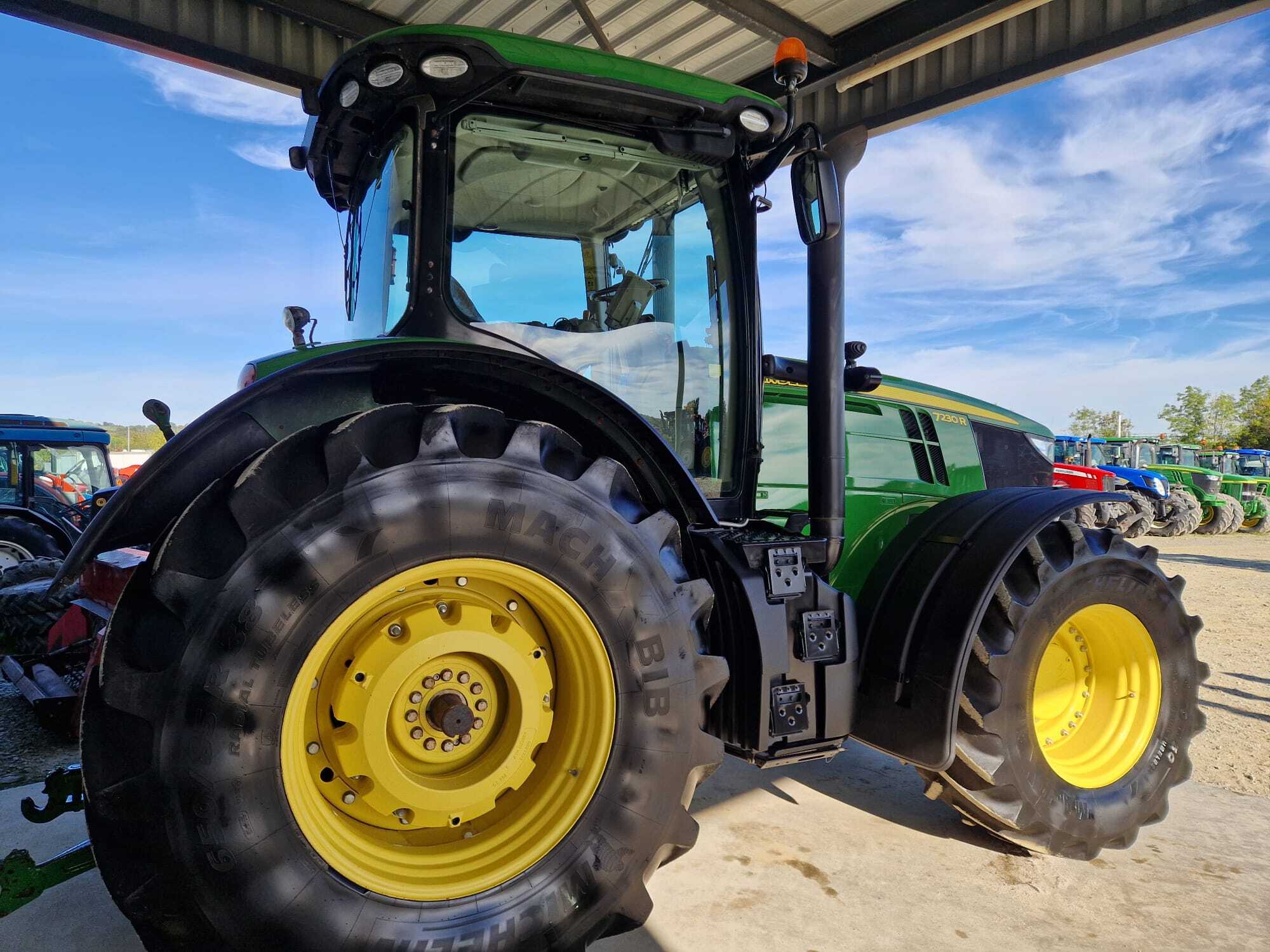 JOHN DEERE 7230R