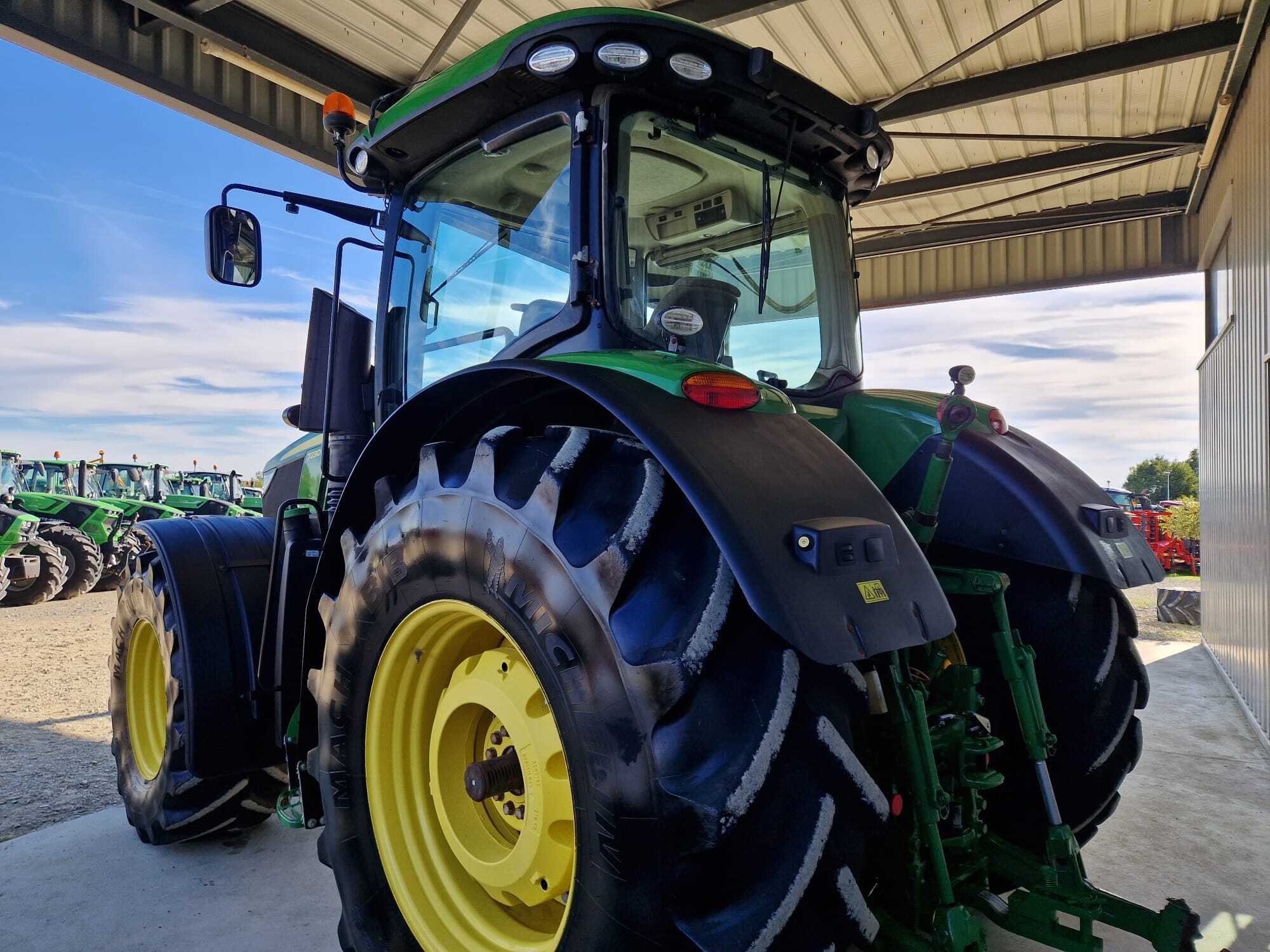 JOHN DEERE 7230R