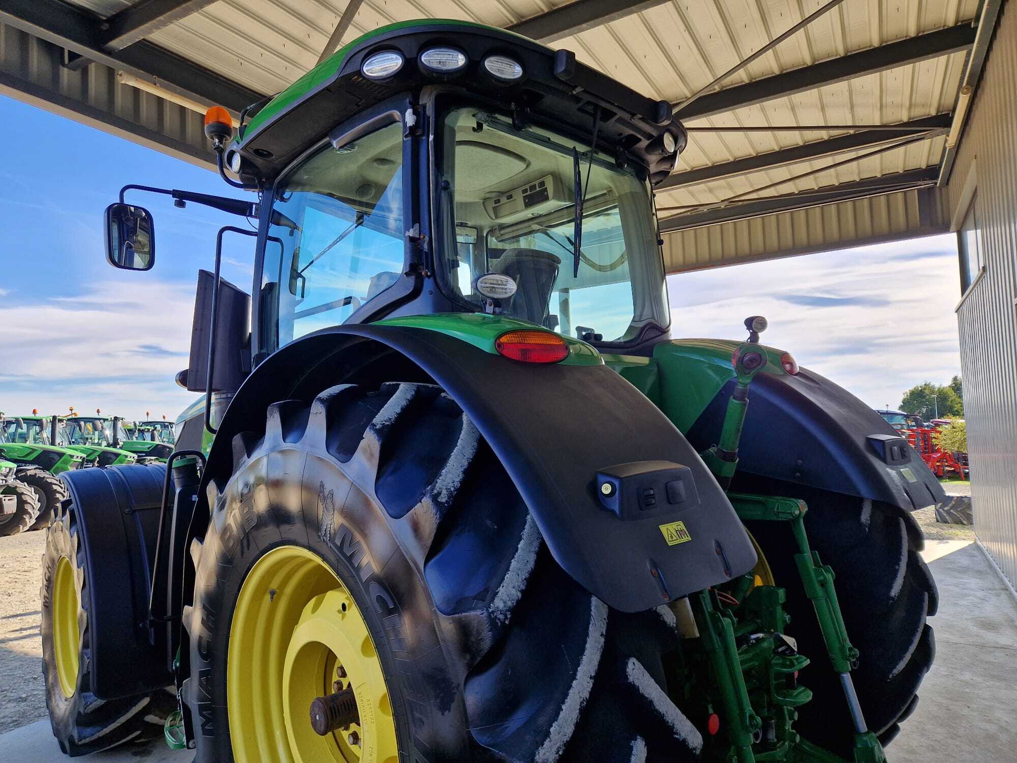 JOHN DEERE 7230R