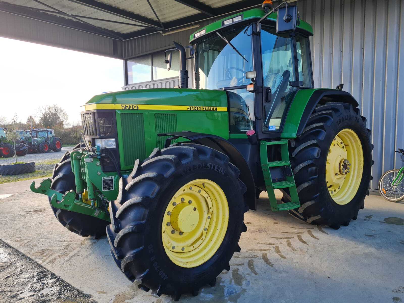 JOHN DEERE 7710