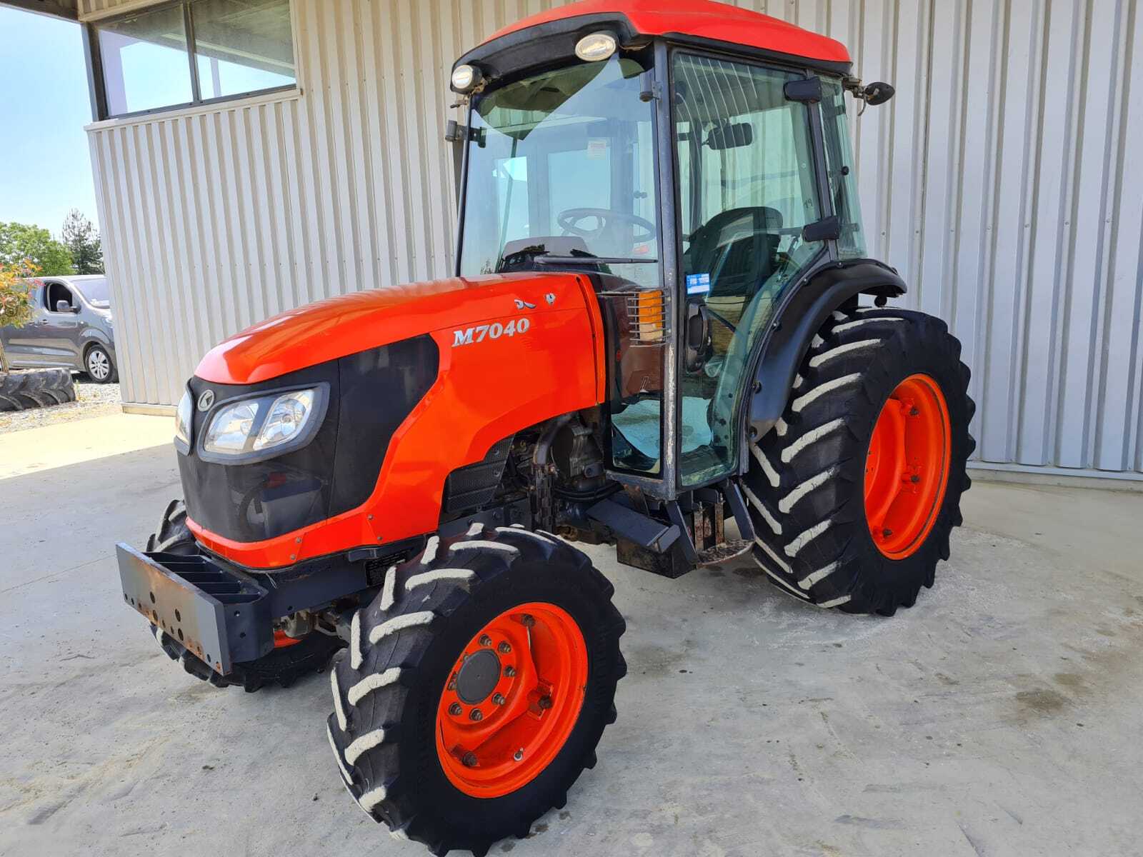 KUBOTA M7040 NARROW