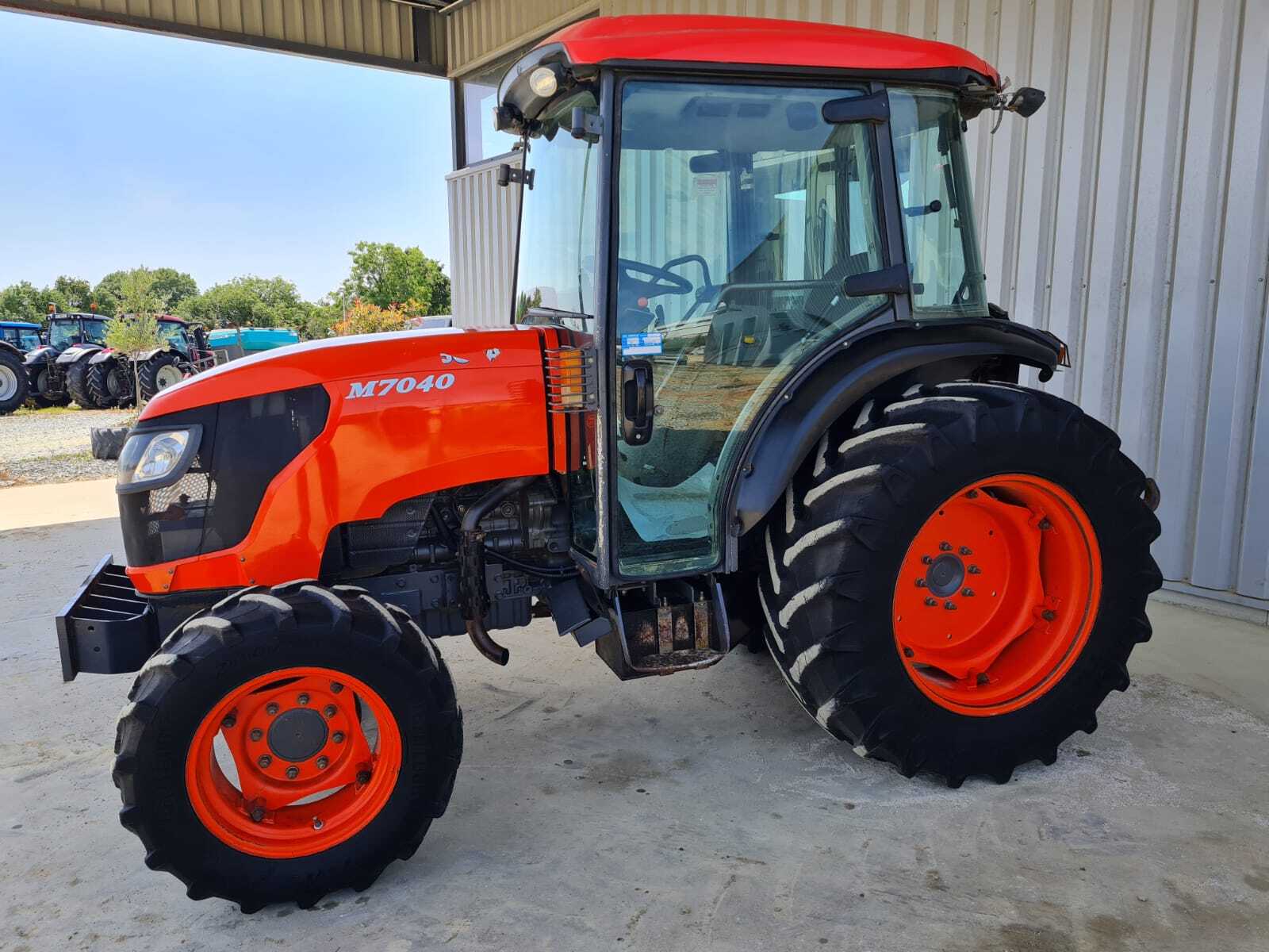 KUBOTA M7040 NARROW