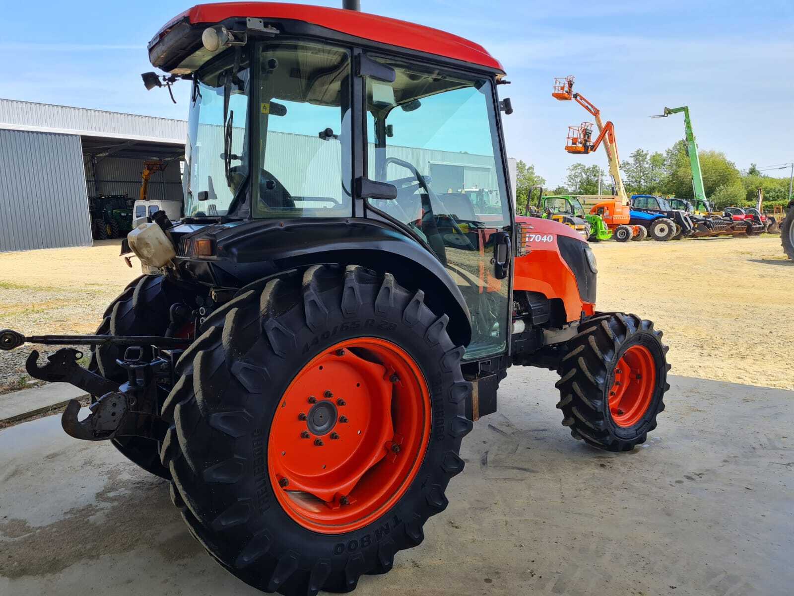 KUBOTA M7040 NARROW