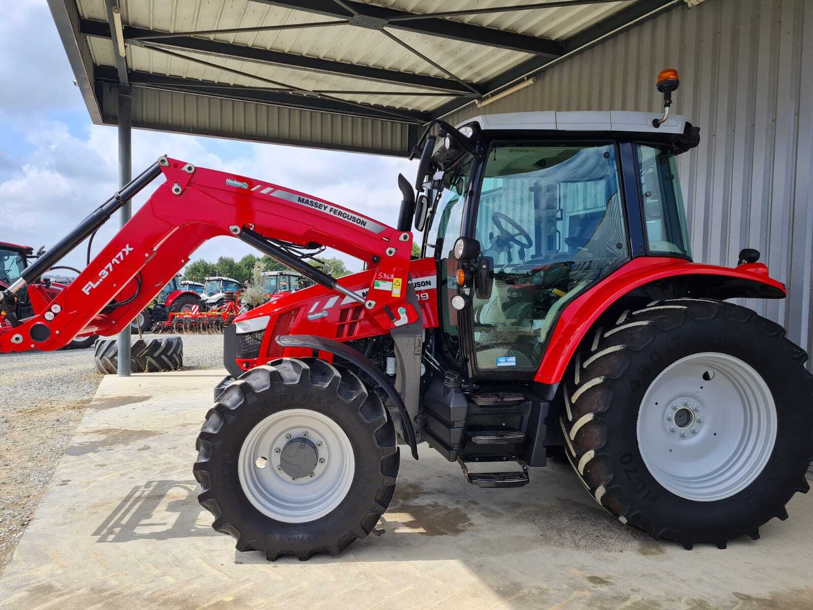 MASSEY FERGUSON 5609 DYNA 4