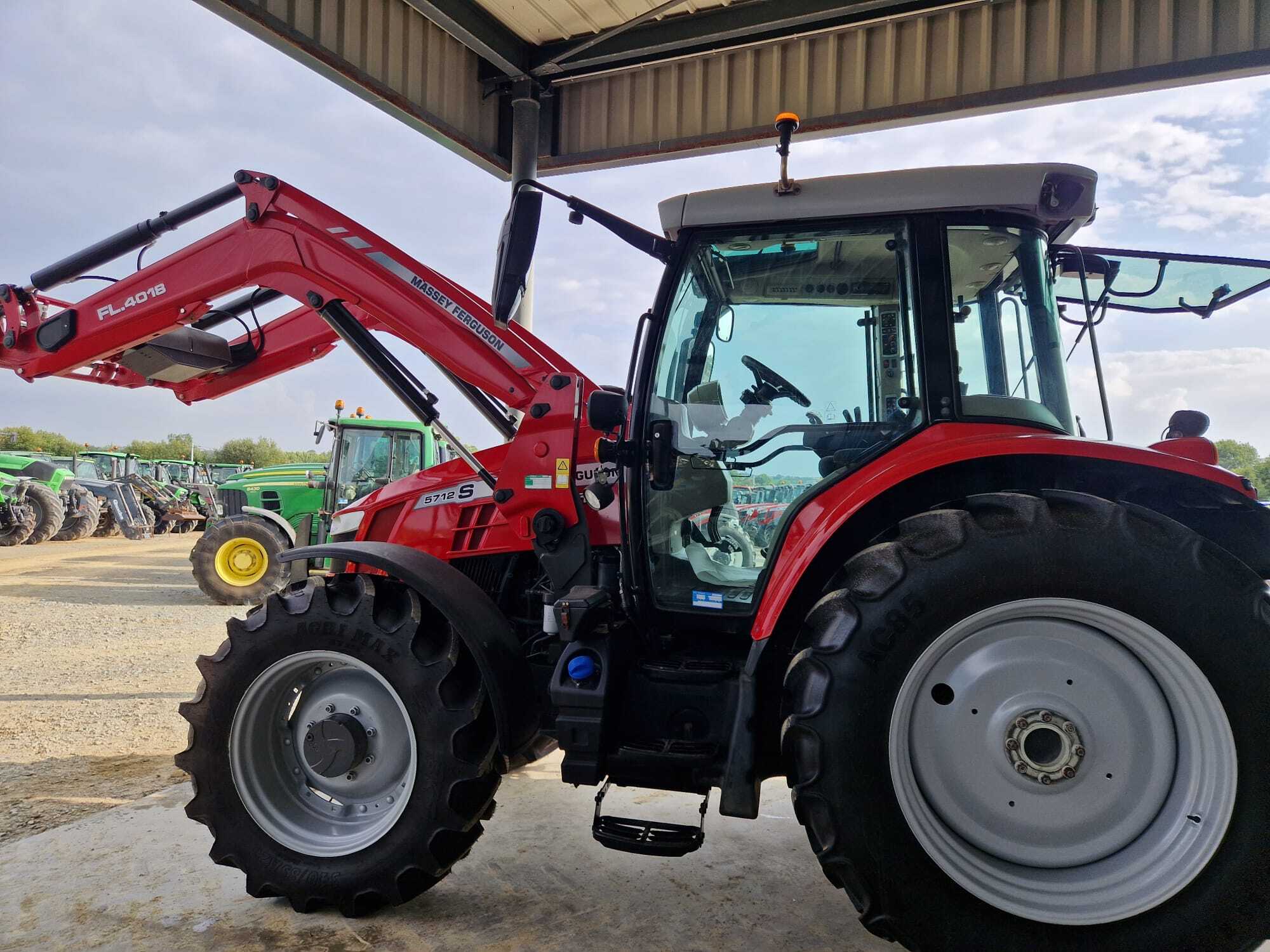 MASSEY FERGUSON 5712S DYNA 6