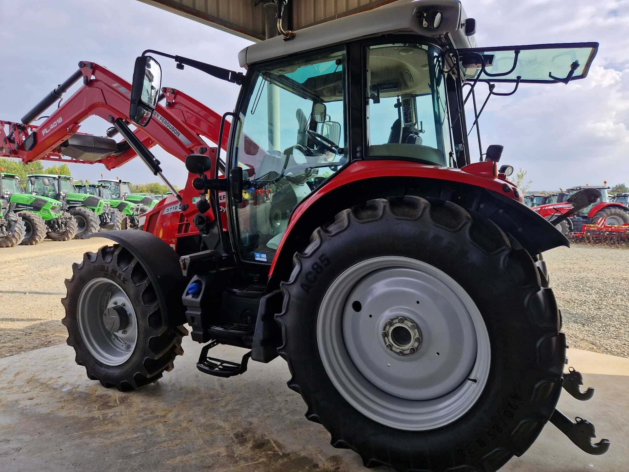 MASSEY FERGUSON 5712S DYNA 6