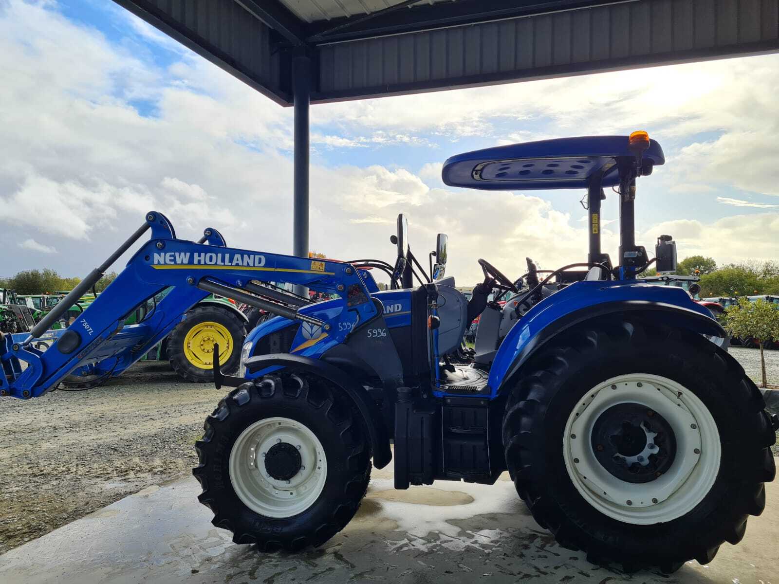 NEW HOLLAND T5.105