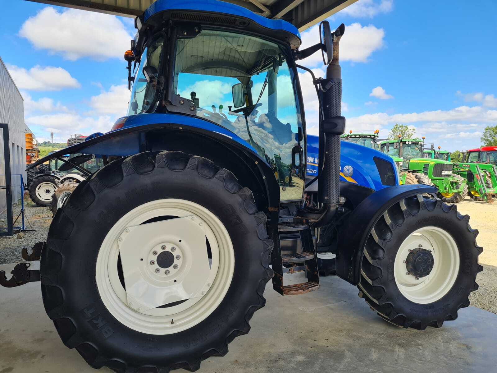 NEW HOLLAND T6020 ELITE