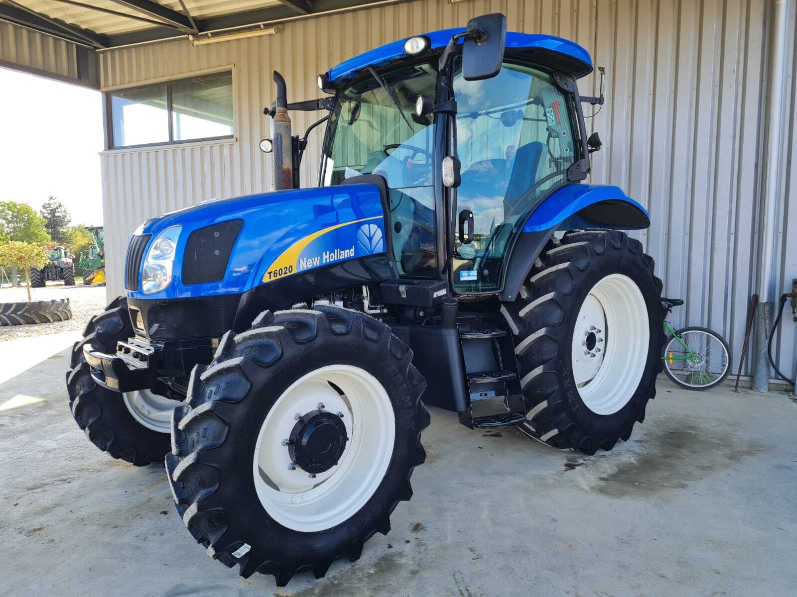 NEW HOLLAND T6020 ELITE