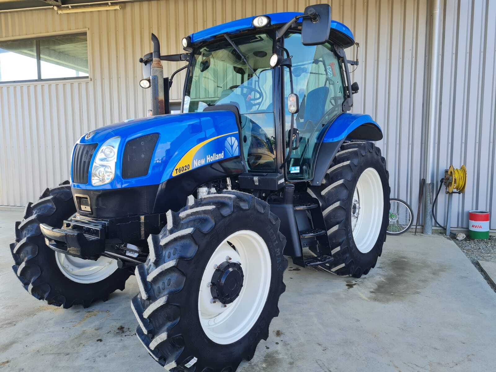 NEW HOLLAND T6020 ELITE