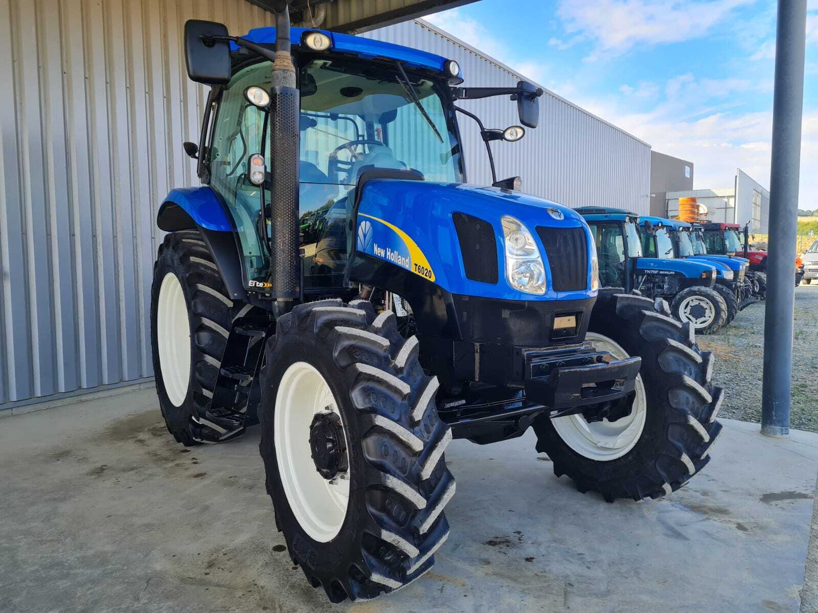 NEW HOLLAND T6020 ELITE