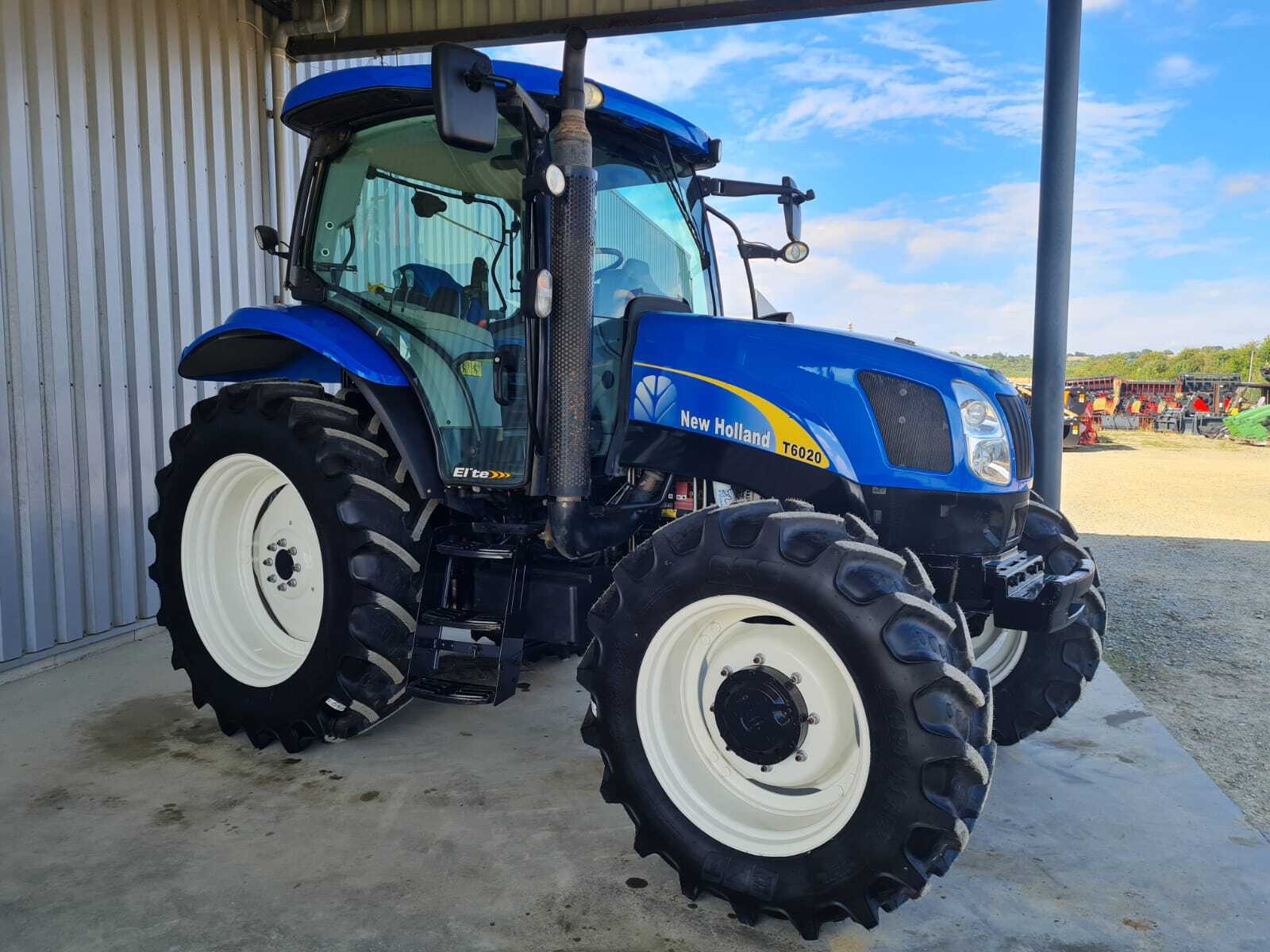 NEW HOLLAND T6020 ELITE