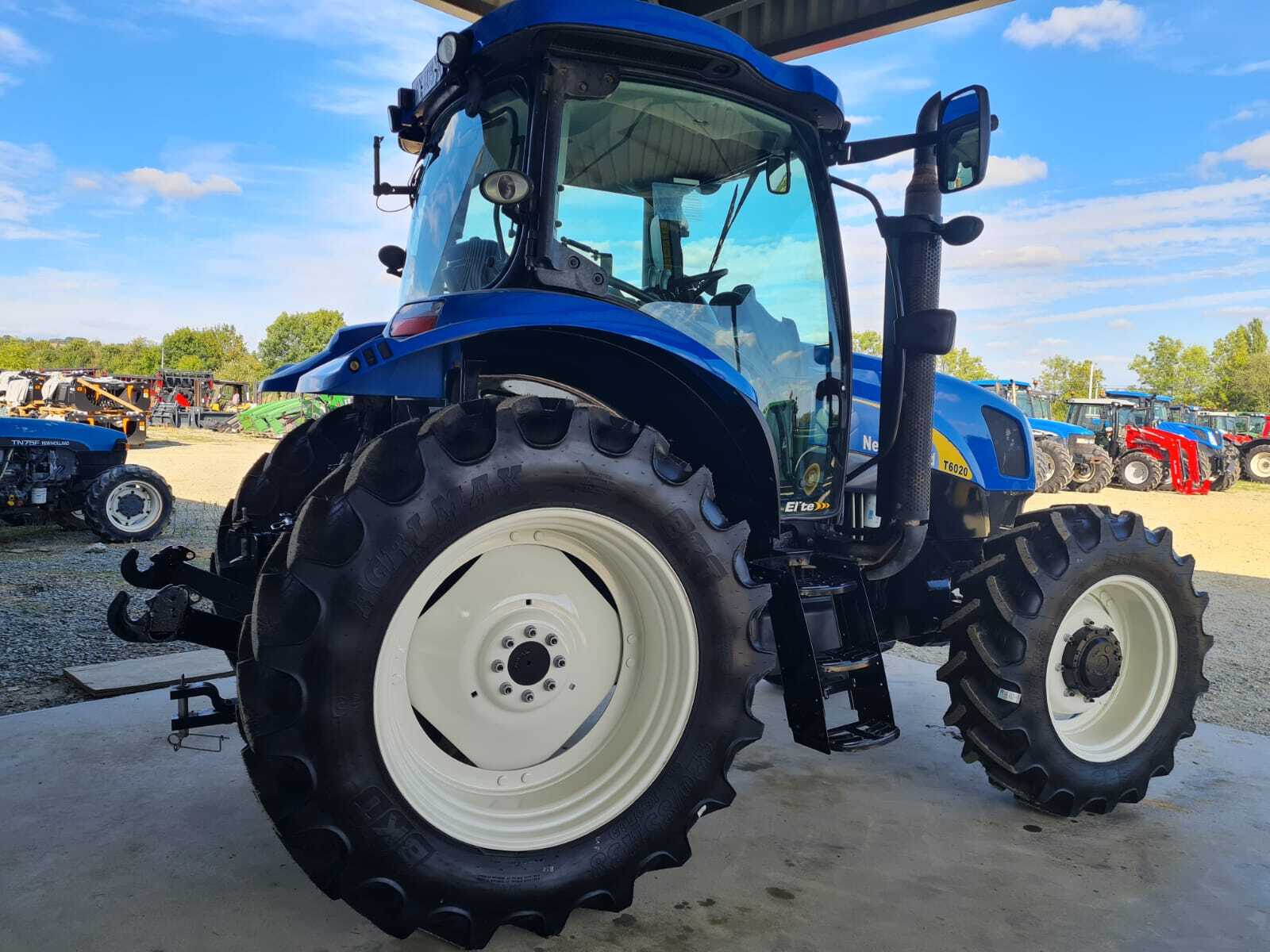 NEW HOLLAND T6020 ELITE