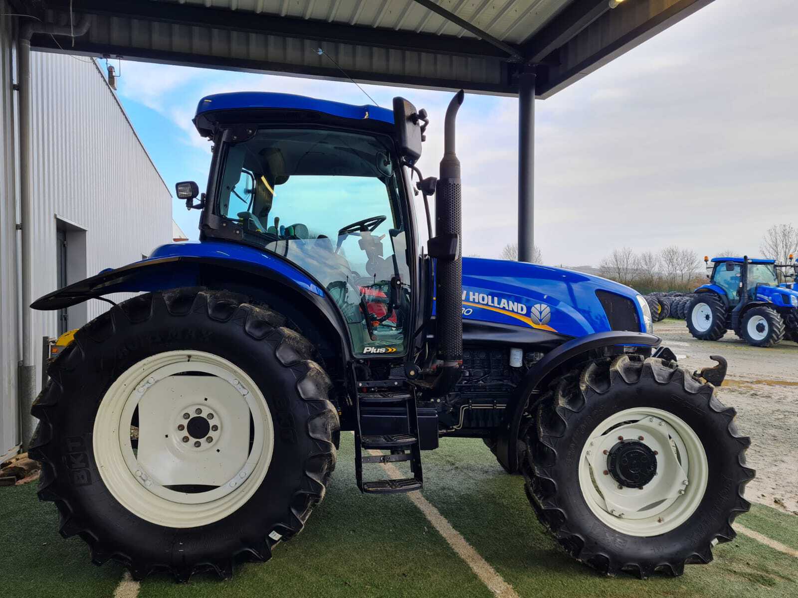 NEW HOLLAND T6030 PLUS