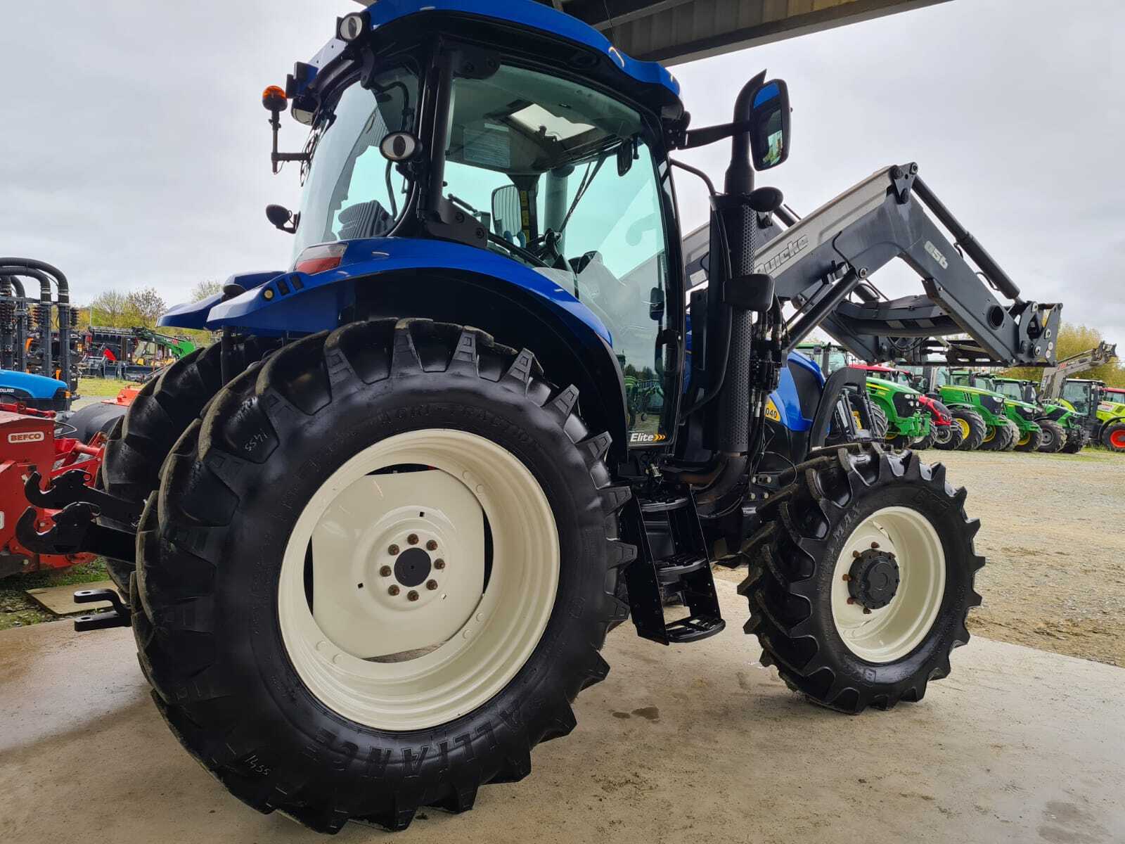 NEW HOLLAND T6040 ELITE
