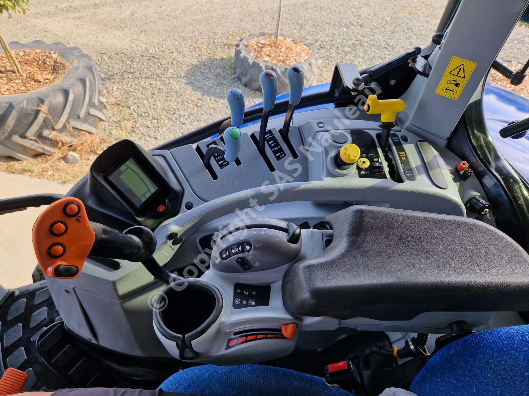 NEW HOLLAND T6070 RANGE COMMAND