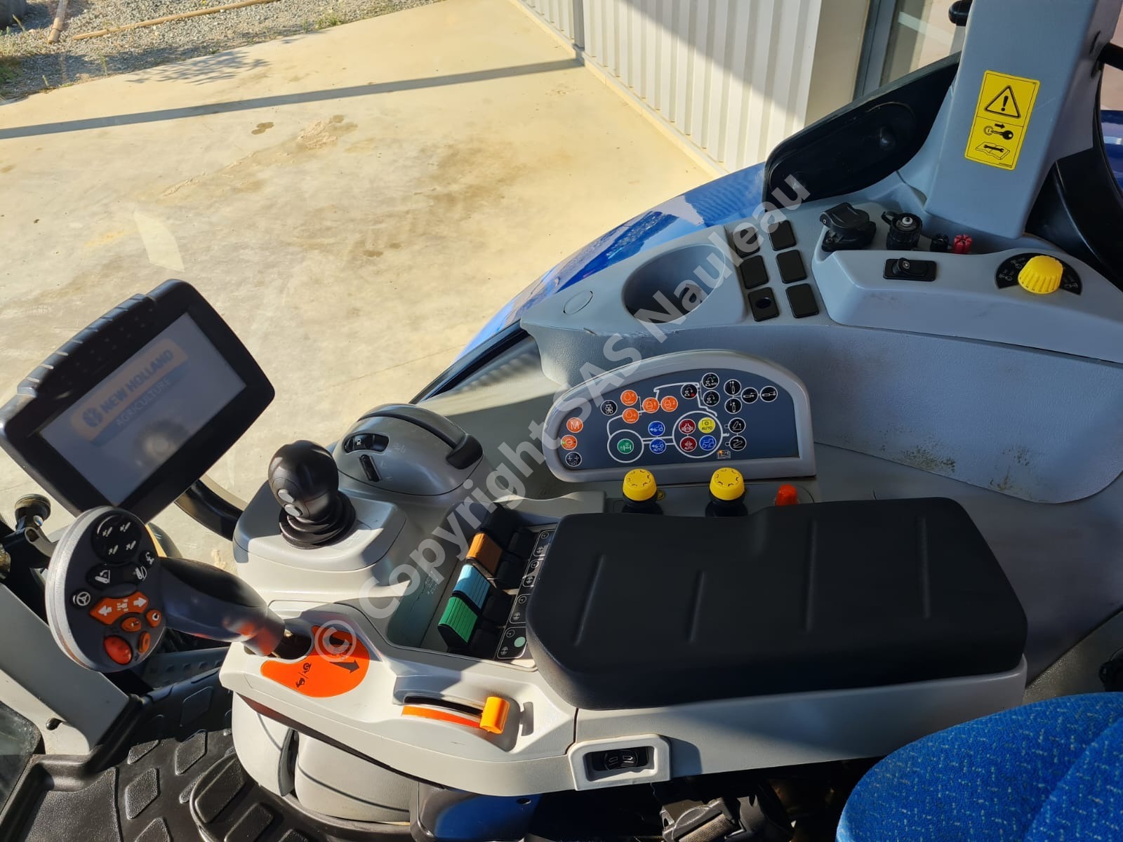 NEW HOLLAND T7.235 AC