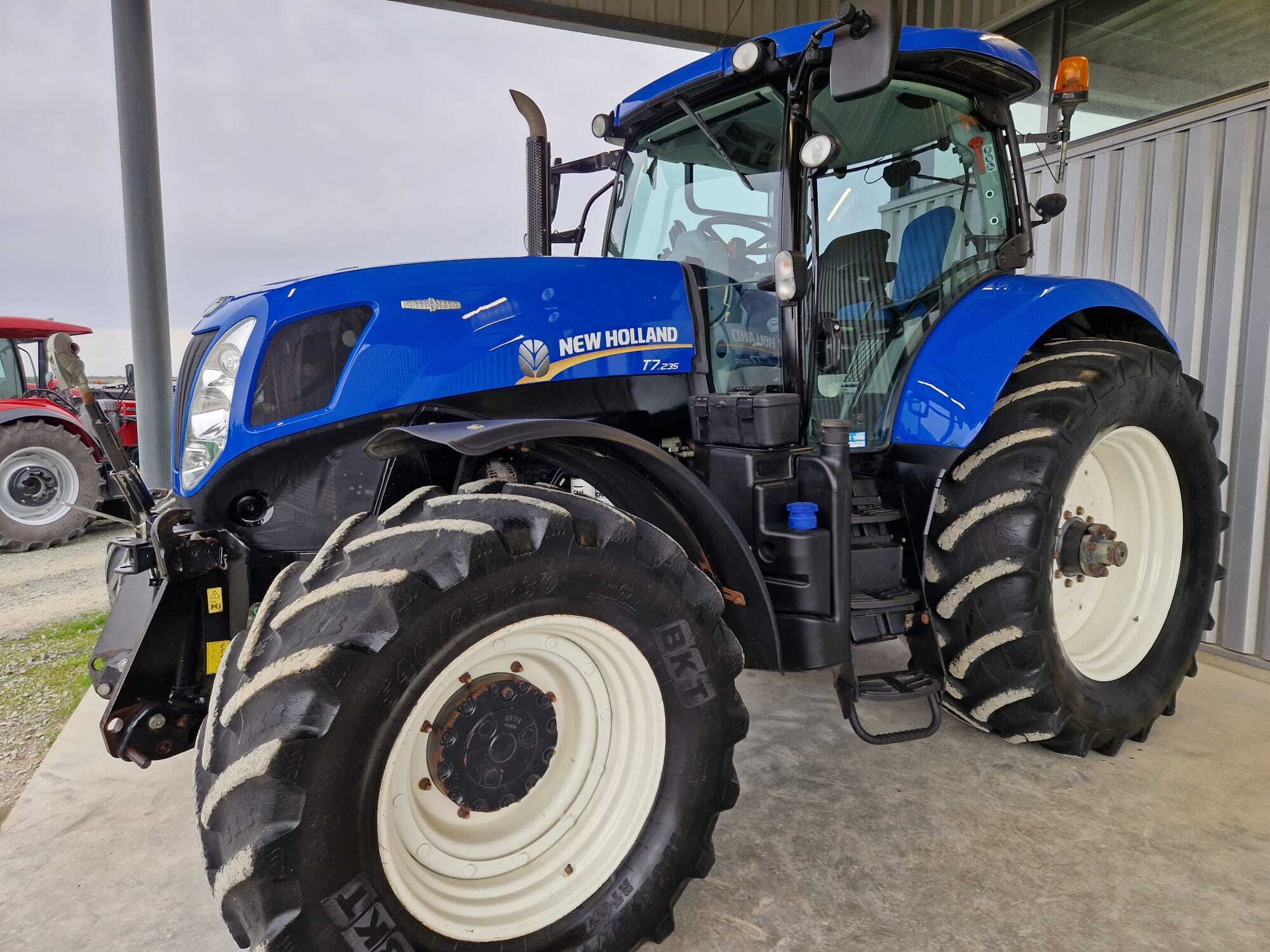 NEW HOLLAND T7.235 AC