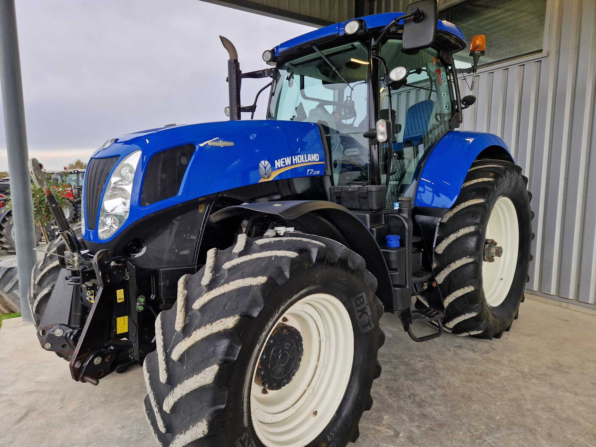 NEW HOLLAND T7.235 AC