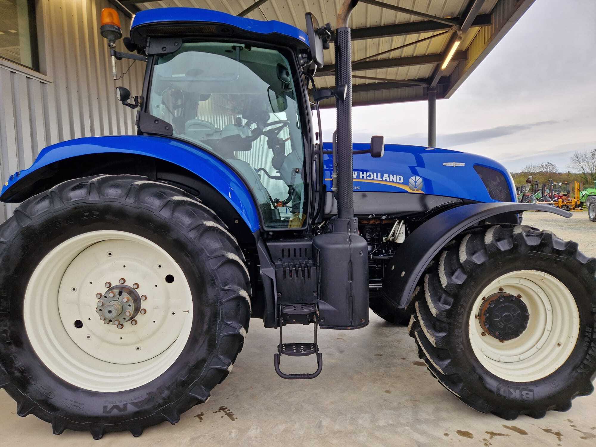 NEW HOLLAND T7.235 AC