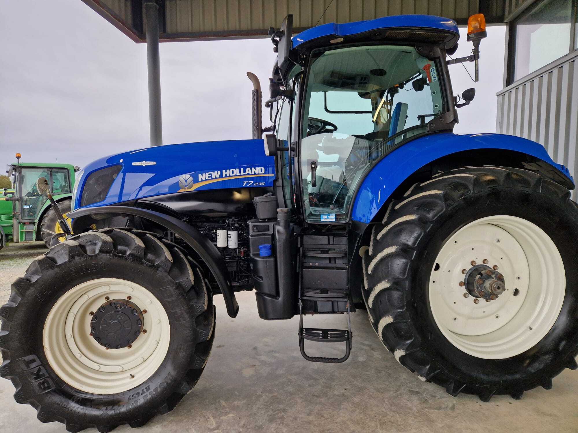 NEW HOLLAND T7.235 AC