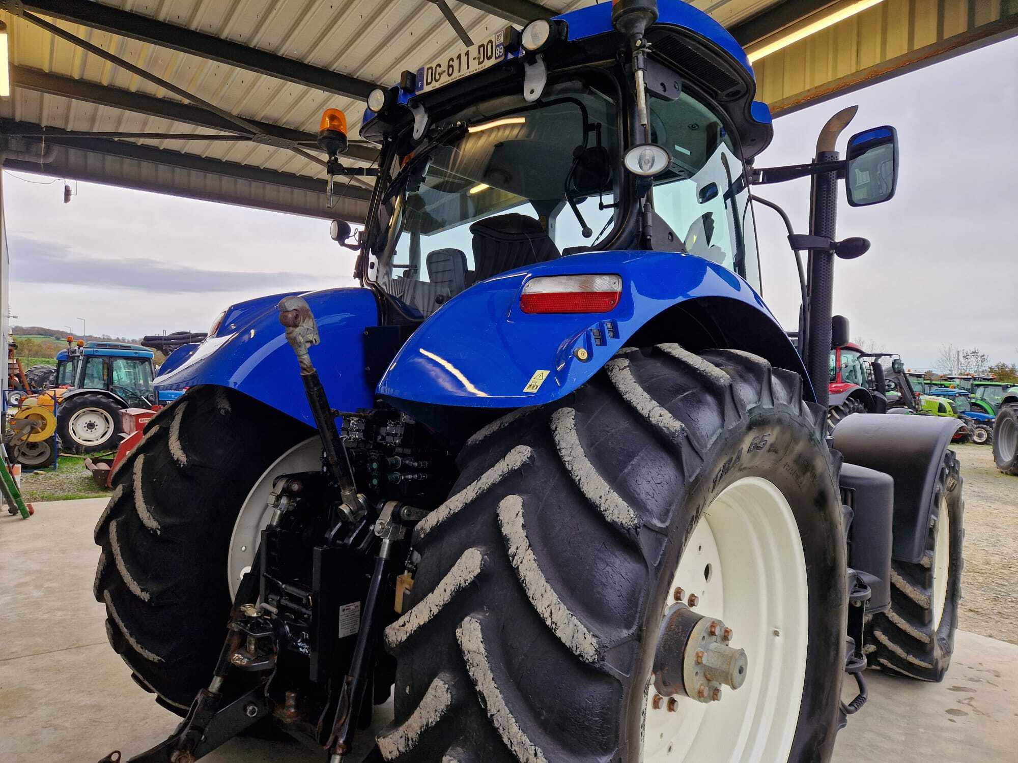 NEW HOLLAND T7.235 AC
