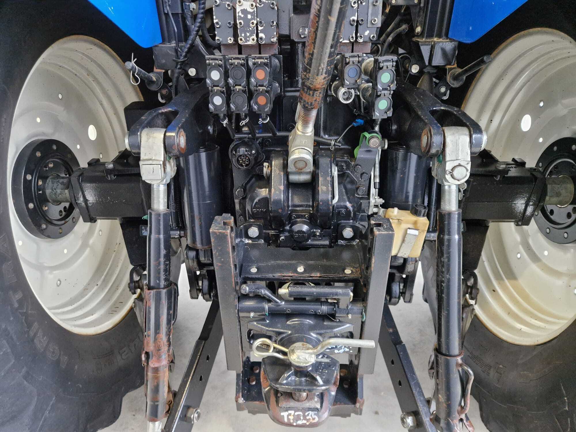 NEW HOLLAND T7.235 AC