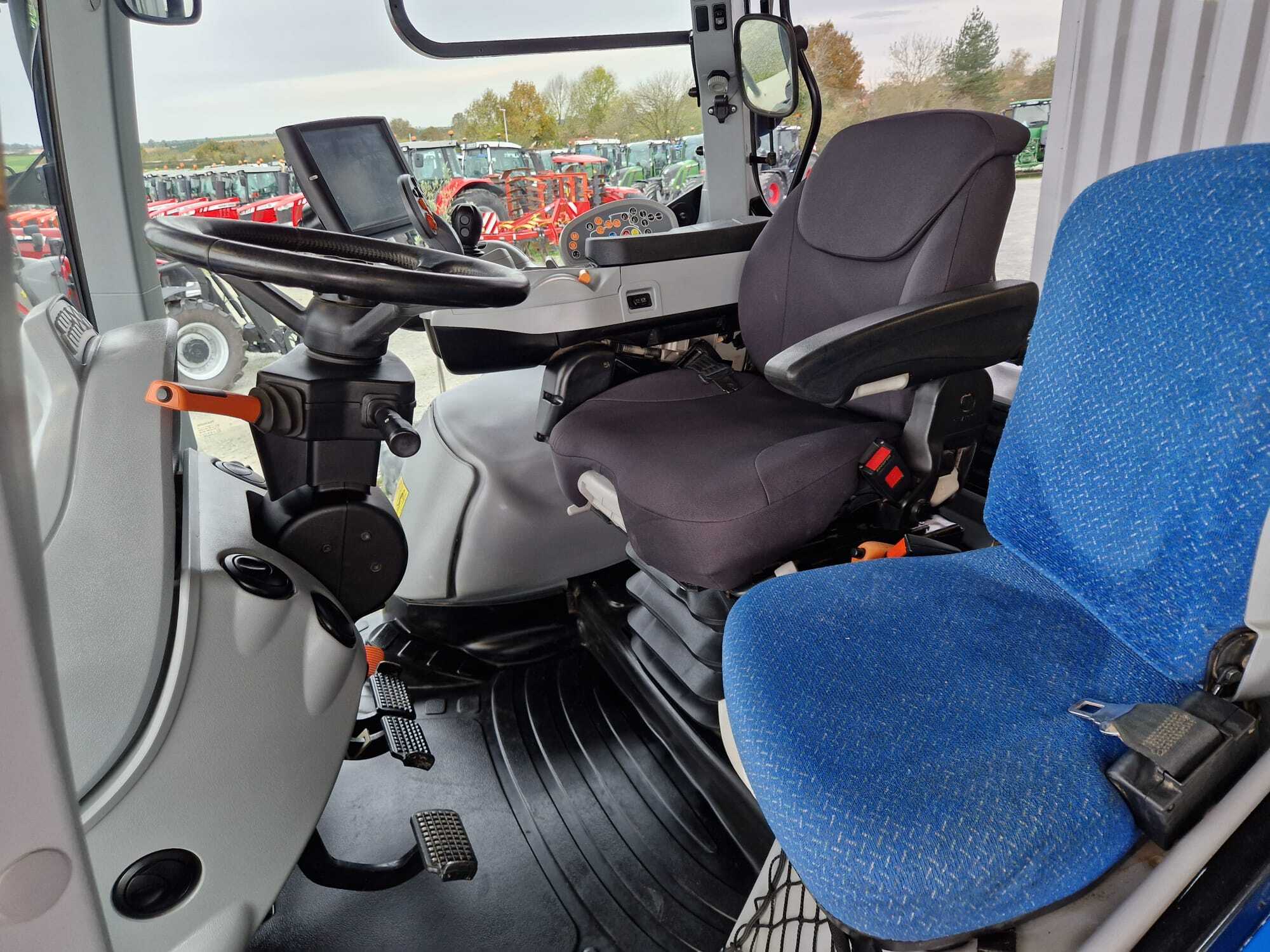 NEW HOLLAND T7.235 AC