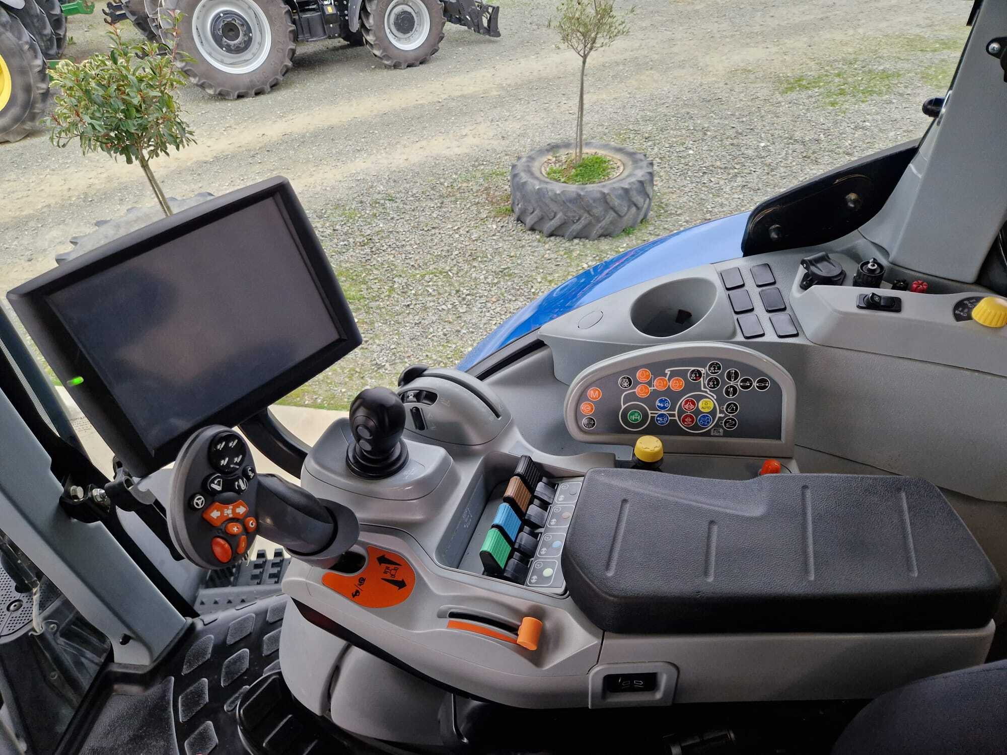 NEW HOLLAND T7.235 AC