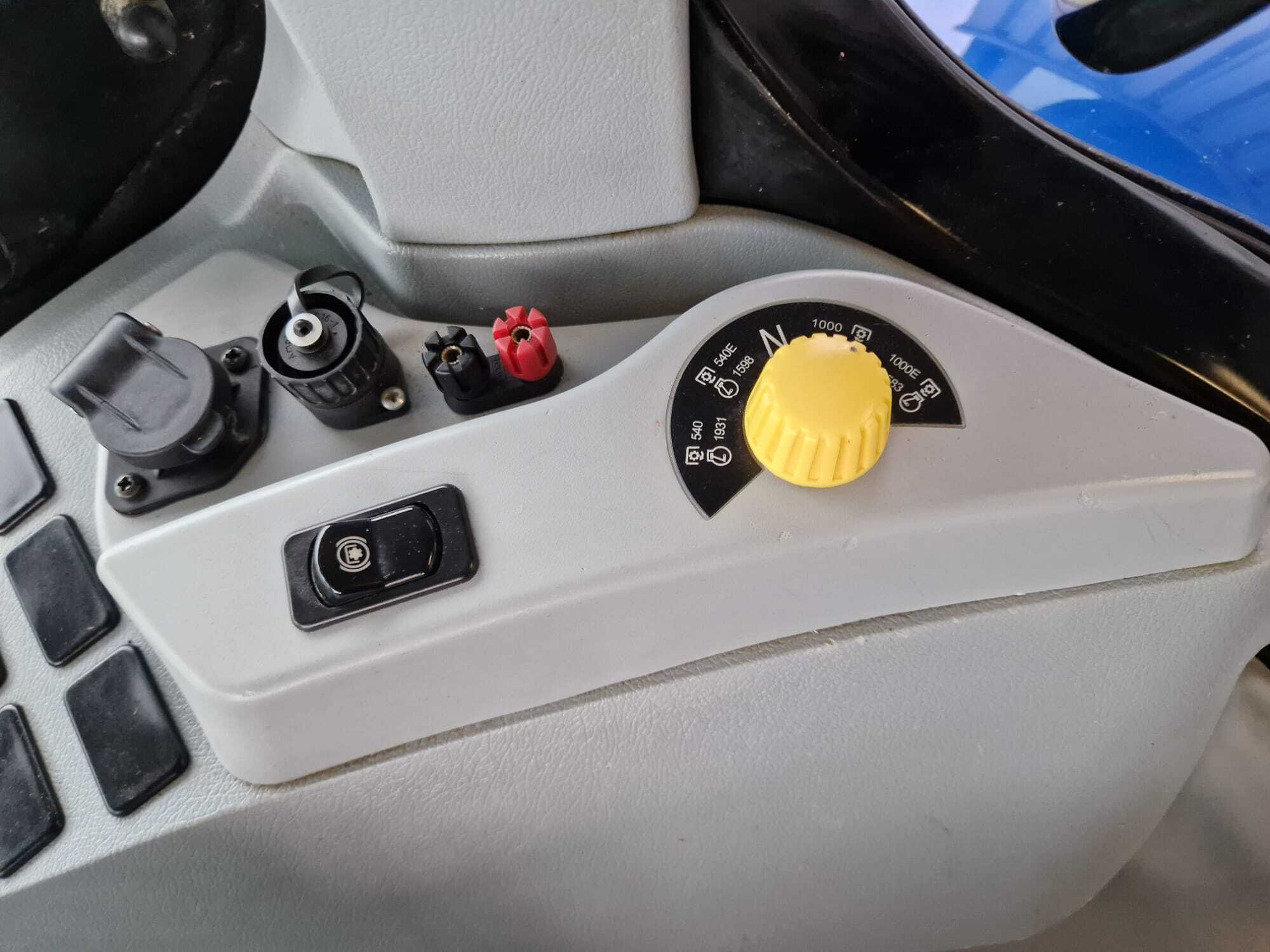 NEW HOLLAND T7.235 AC