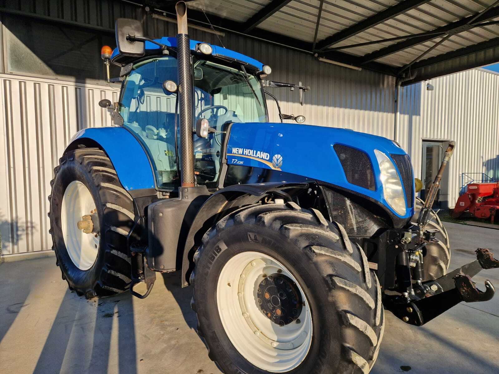 NEW HOLLAND T7.235 AC