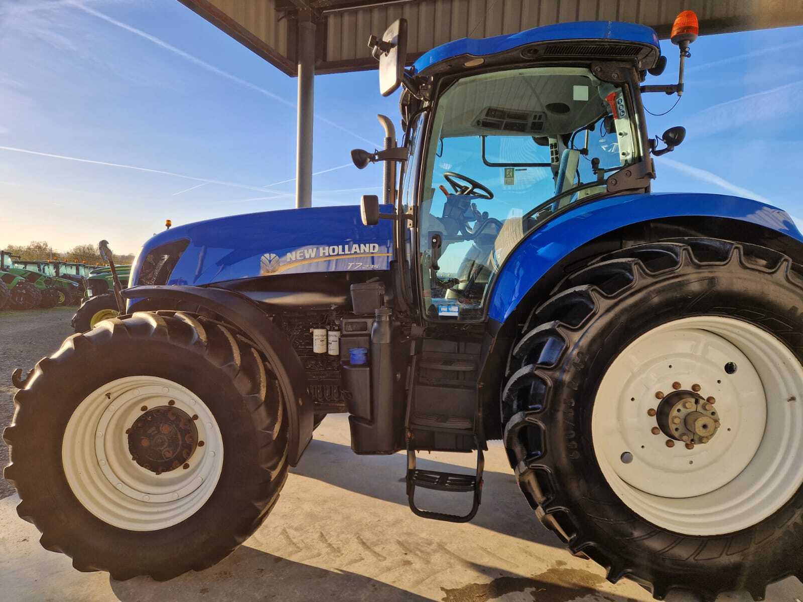 NEW HOLLAND T7.235 AC