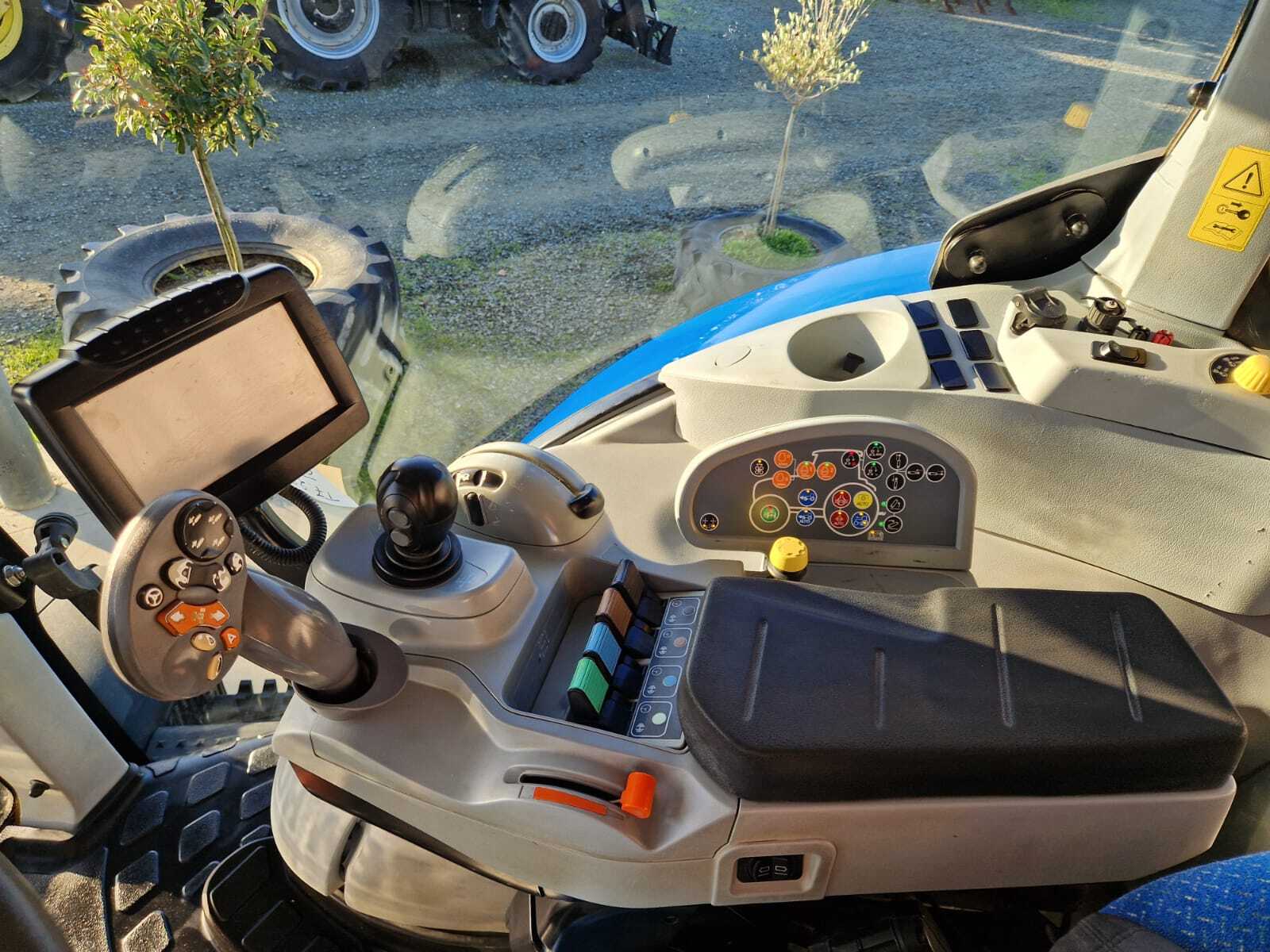 NEW HOLLAND T7.235 AC