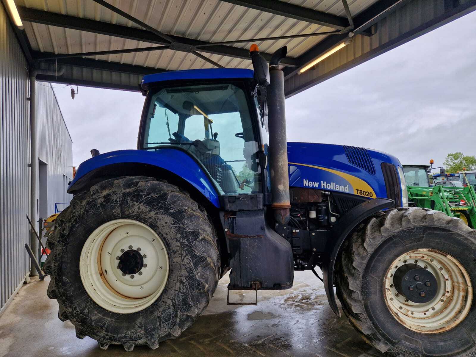 NEW HOLLAND T8020