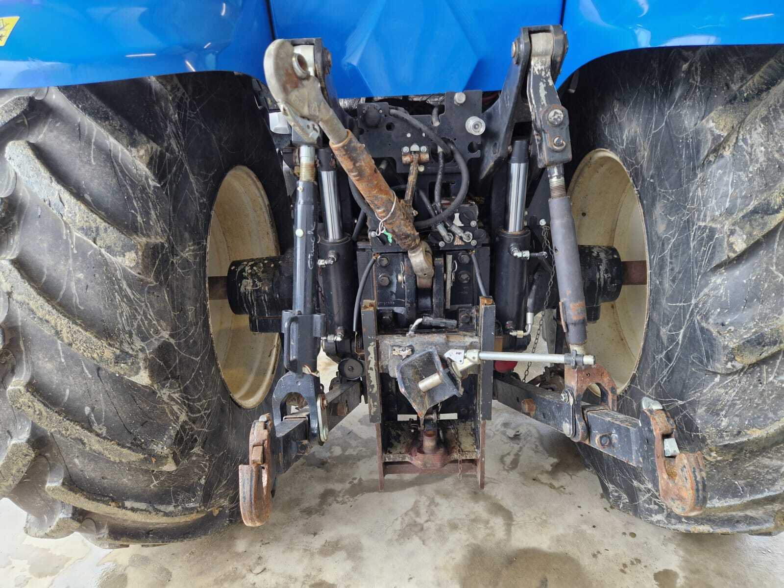 NEW HOLLAND T8020