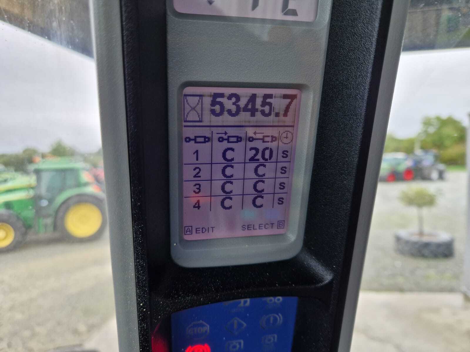 NEW HOLLAND T8020