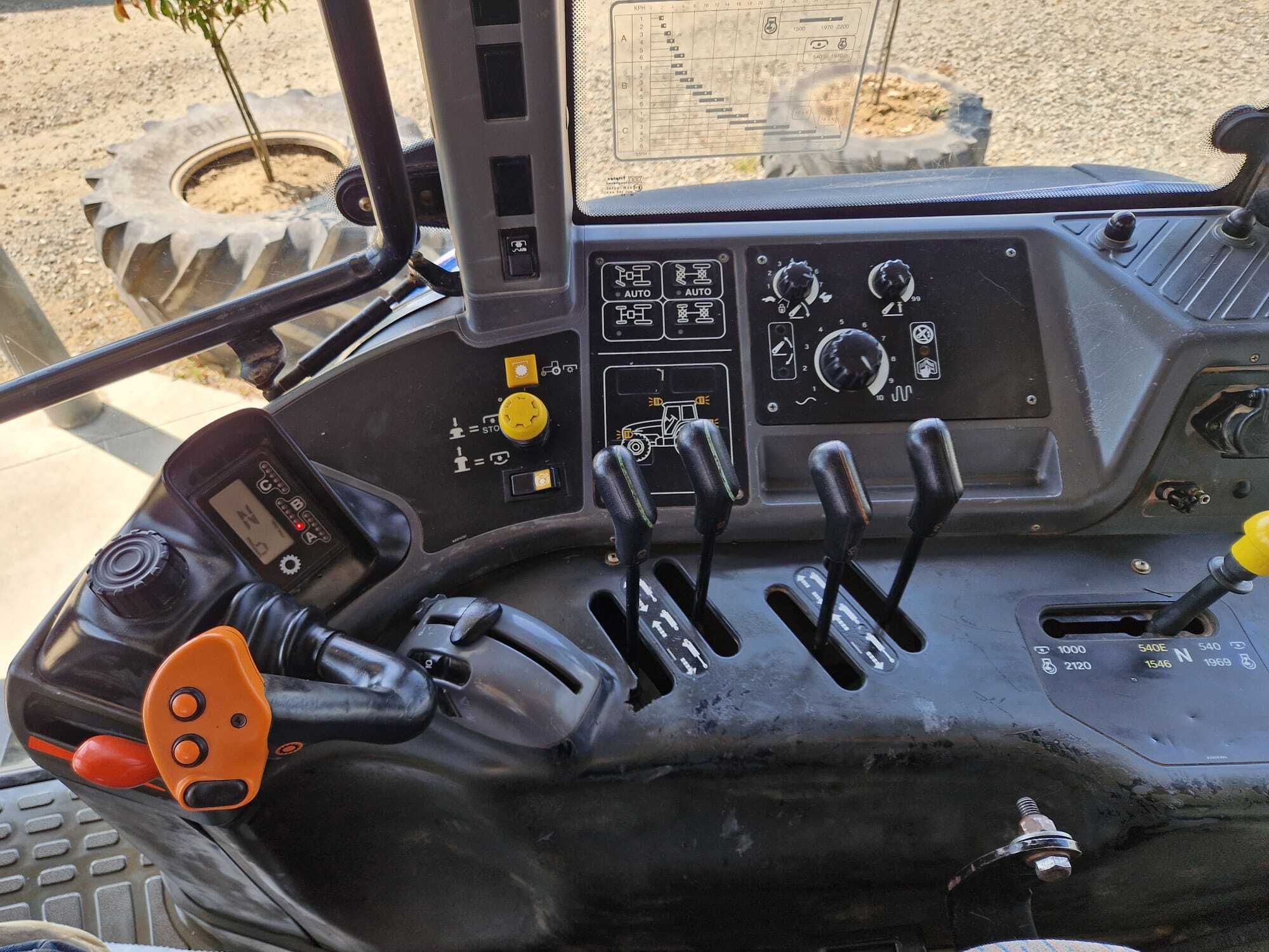 NEW HOLLAND TM140