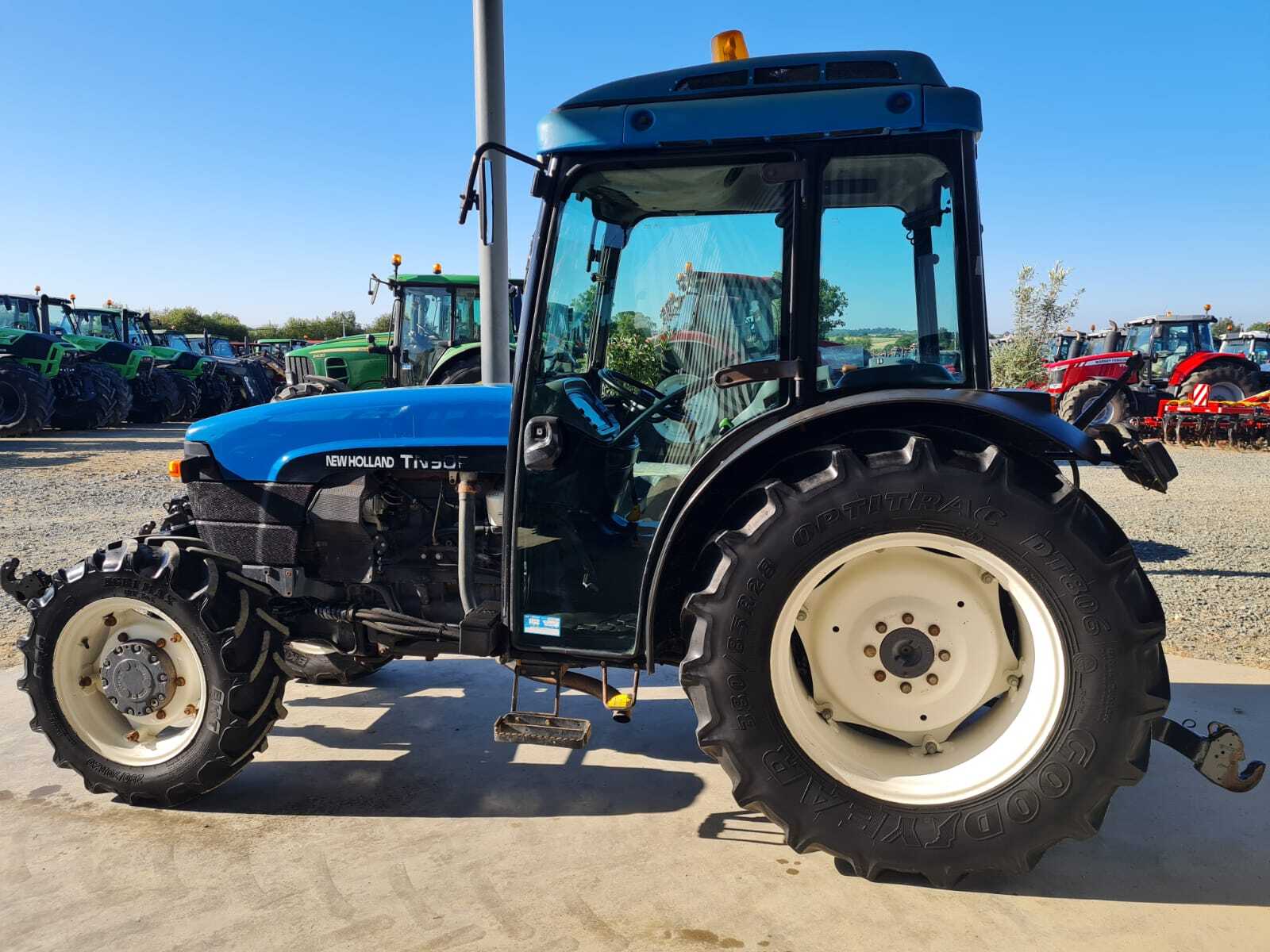 NEW HOLLAND TN90F