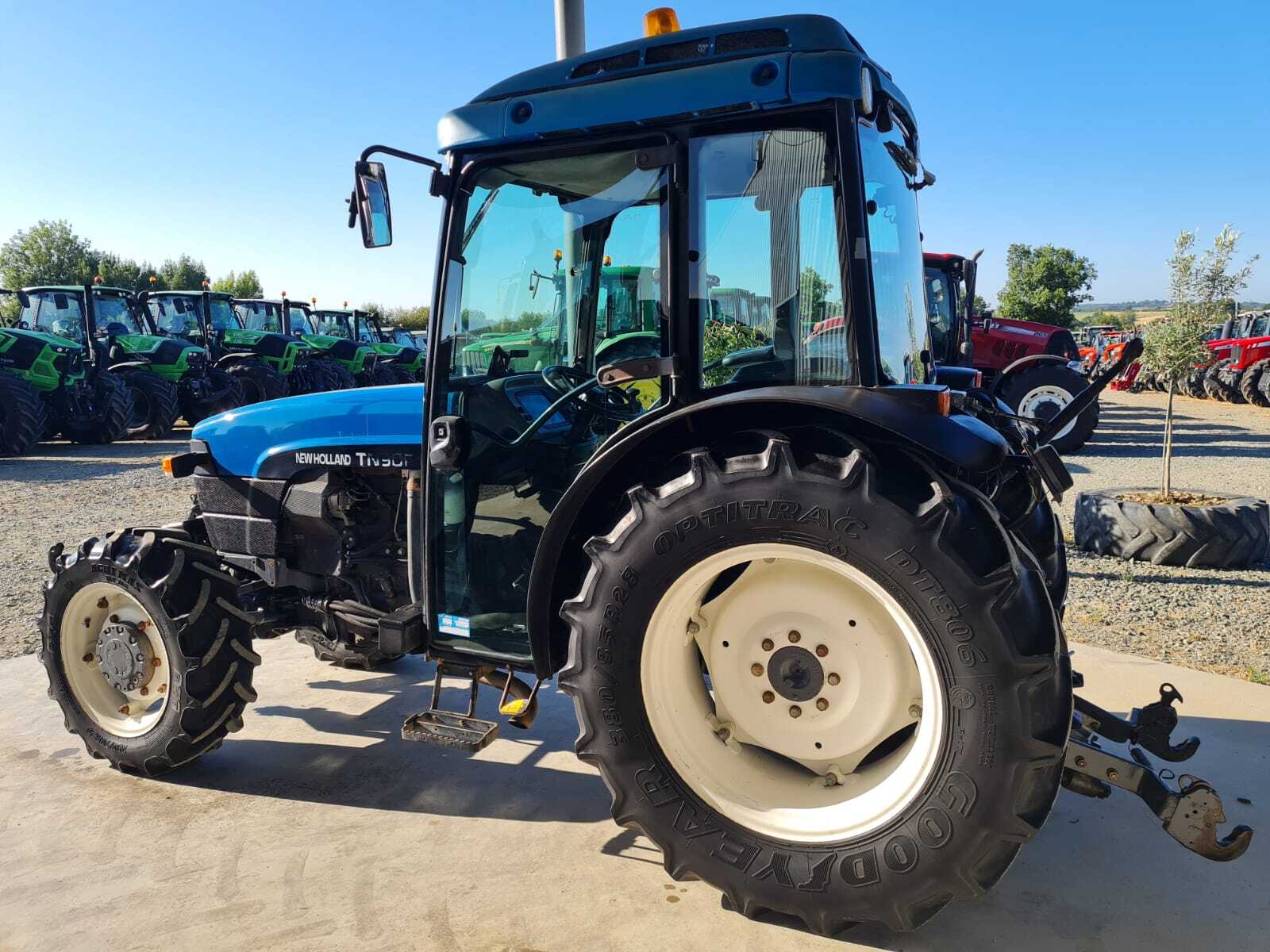 NEW HOLLAND TN90F