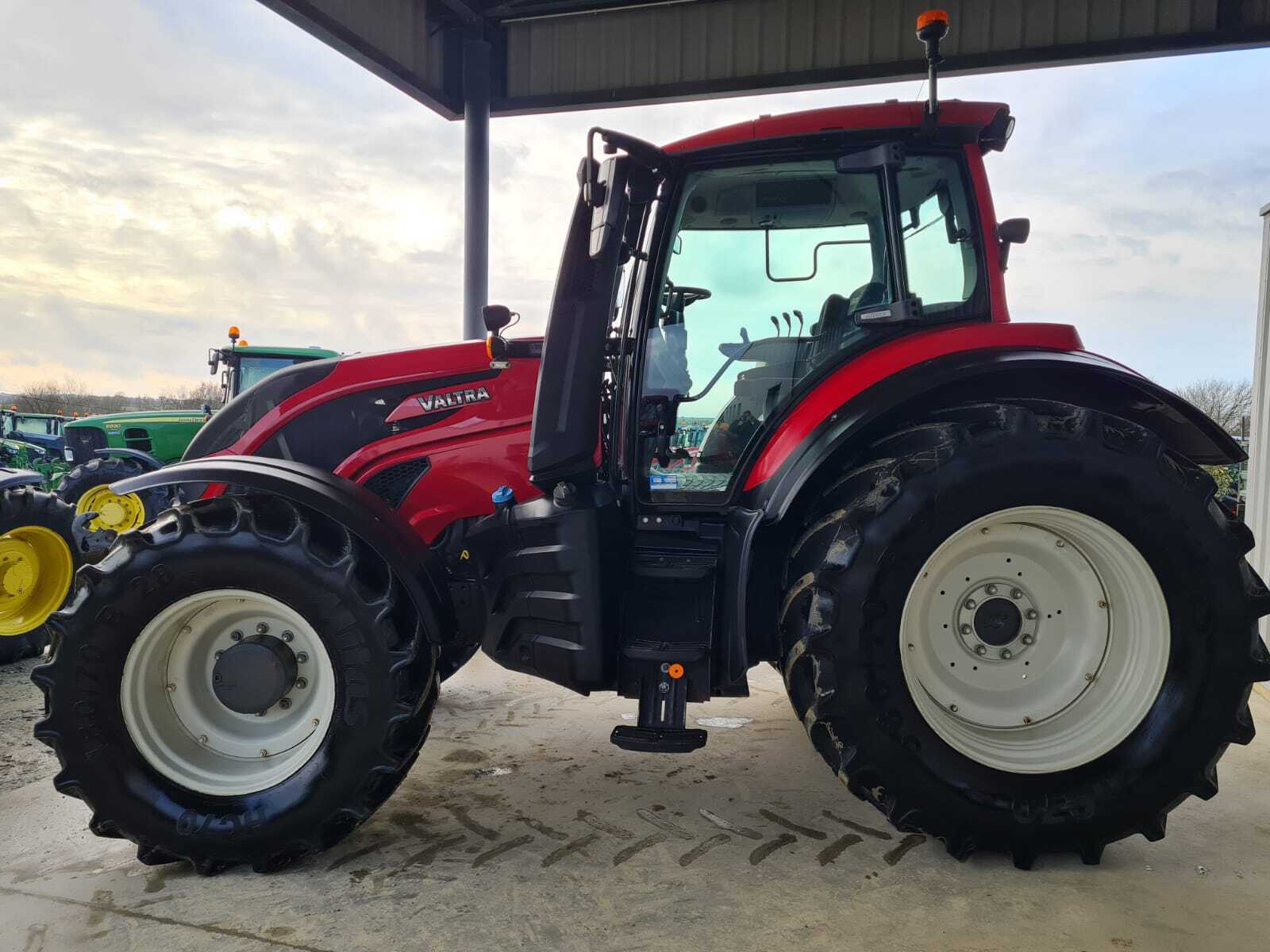 VALTRA T144 HI-TECH